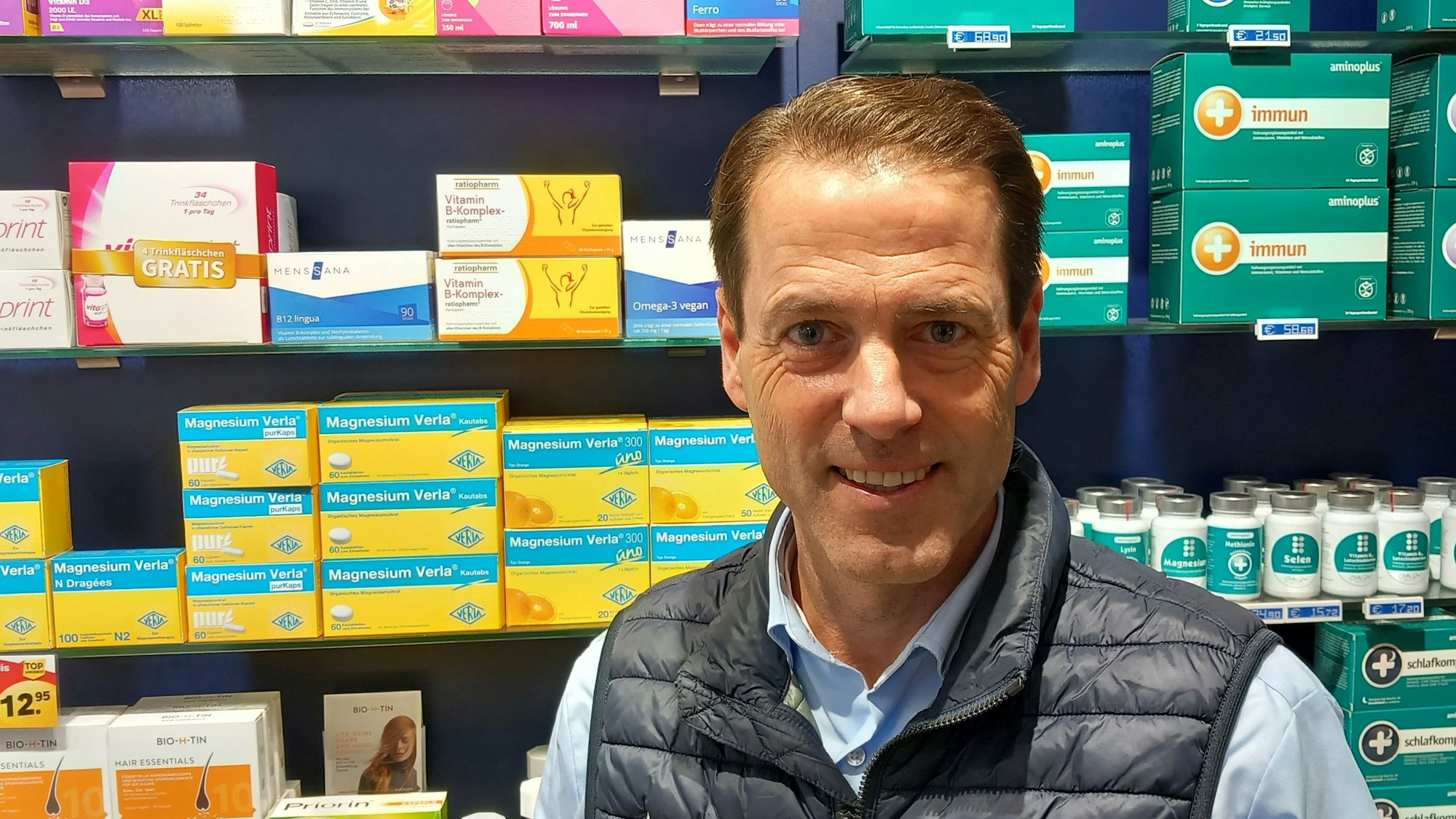 Apothekeninhaber Christian Tenzer in der Stern-Apotheke zum E-Rezept