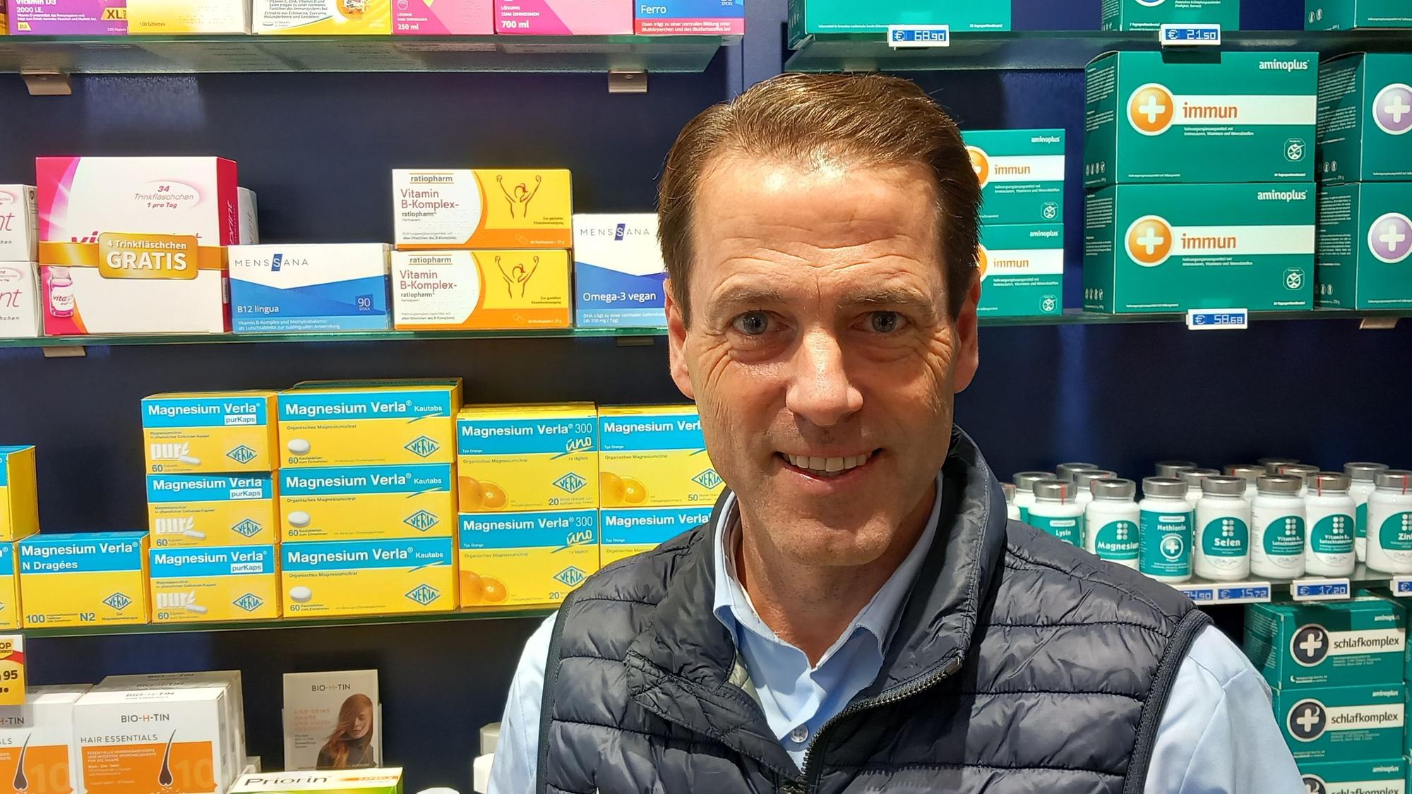 Apothekeninhaber Christian Tenzer in der Stern-Apotheke zum E-Rezept