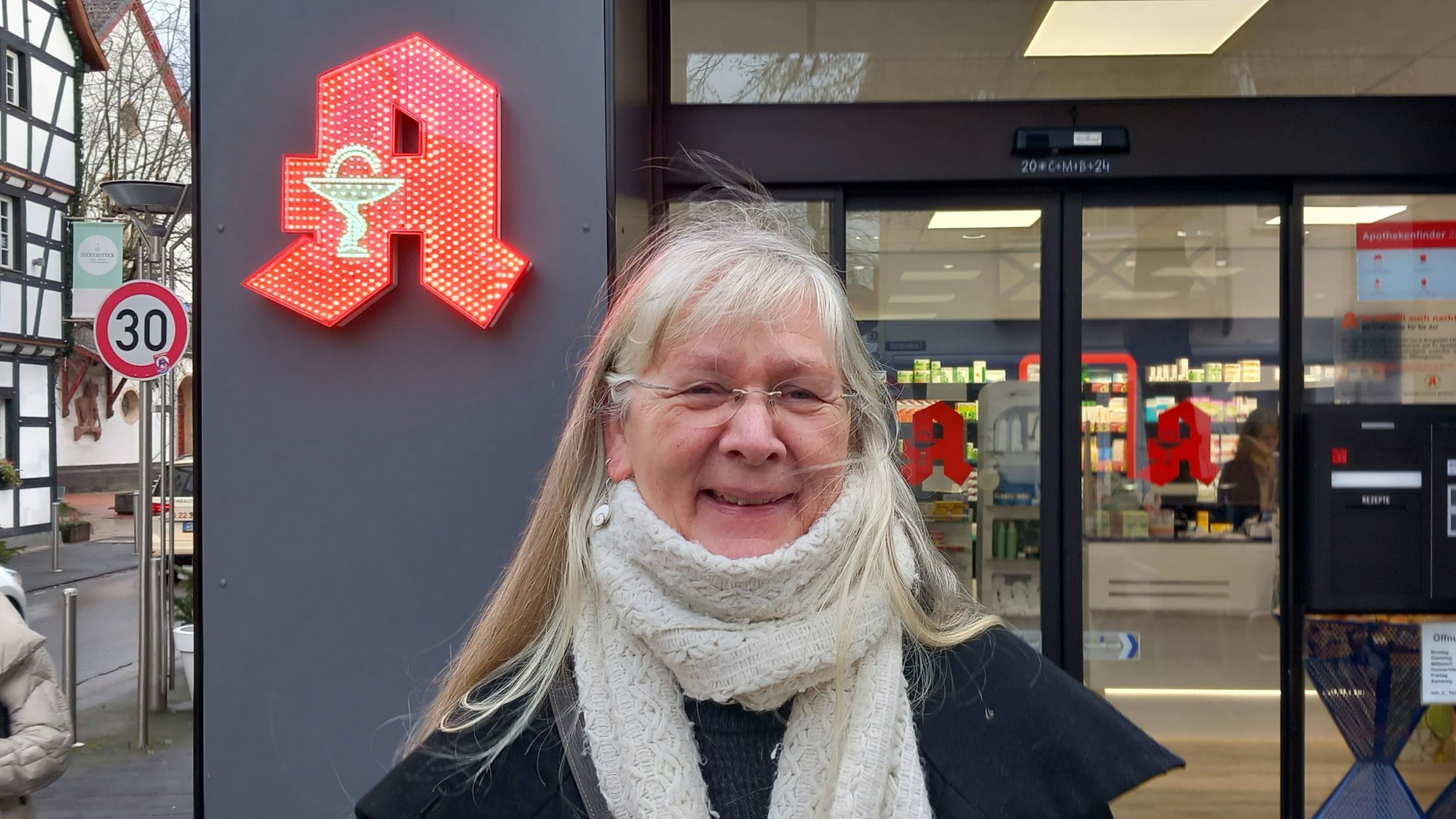 Birgit Kleipaß vor der Stern-Apotheke in Rheinbach