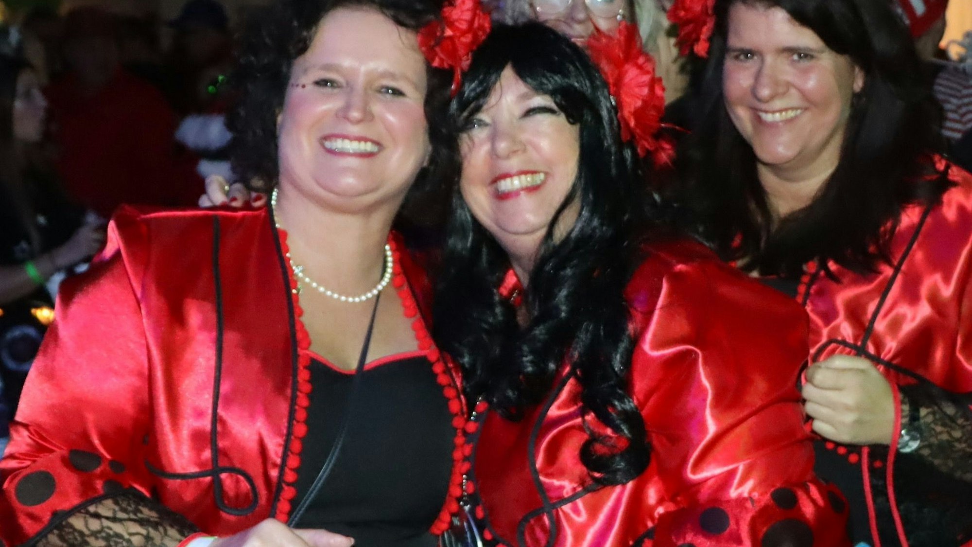 Kostümierte feierten in Merten im Festzelt mit.