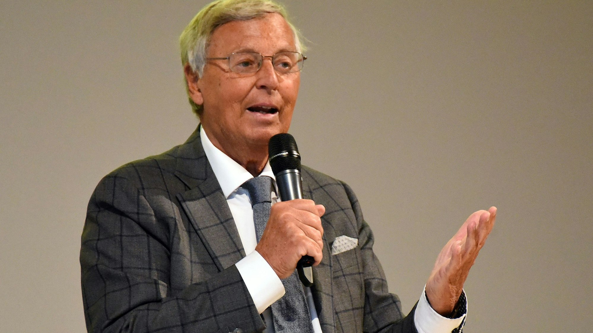 Viel Applaus erhielt CDU-Urgestein Wolfgang Bosbach aus Bergisch Gladbach beim Lindlarer Gemeindeverband seiner Partei. Dieser hatte um Empfang ins Gewerbegebiet Klause eingeladen. Unser Foto zeigt den 71-Jährigen am Rednerpult.