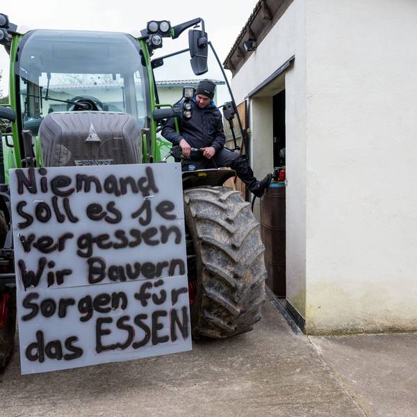 Ein Landwirt betankt seinen Schlepper mit Diesel in Vorbereitung auf die anstehende Protestwoche - am Traktor hängt bereits ein Schild mit der Aufschrift «Niemand soll es je vergessen. Wir Bauern sorgen für das Essen».