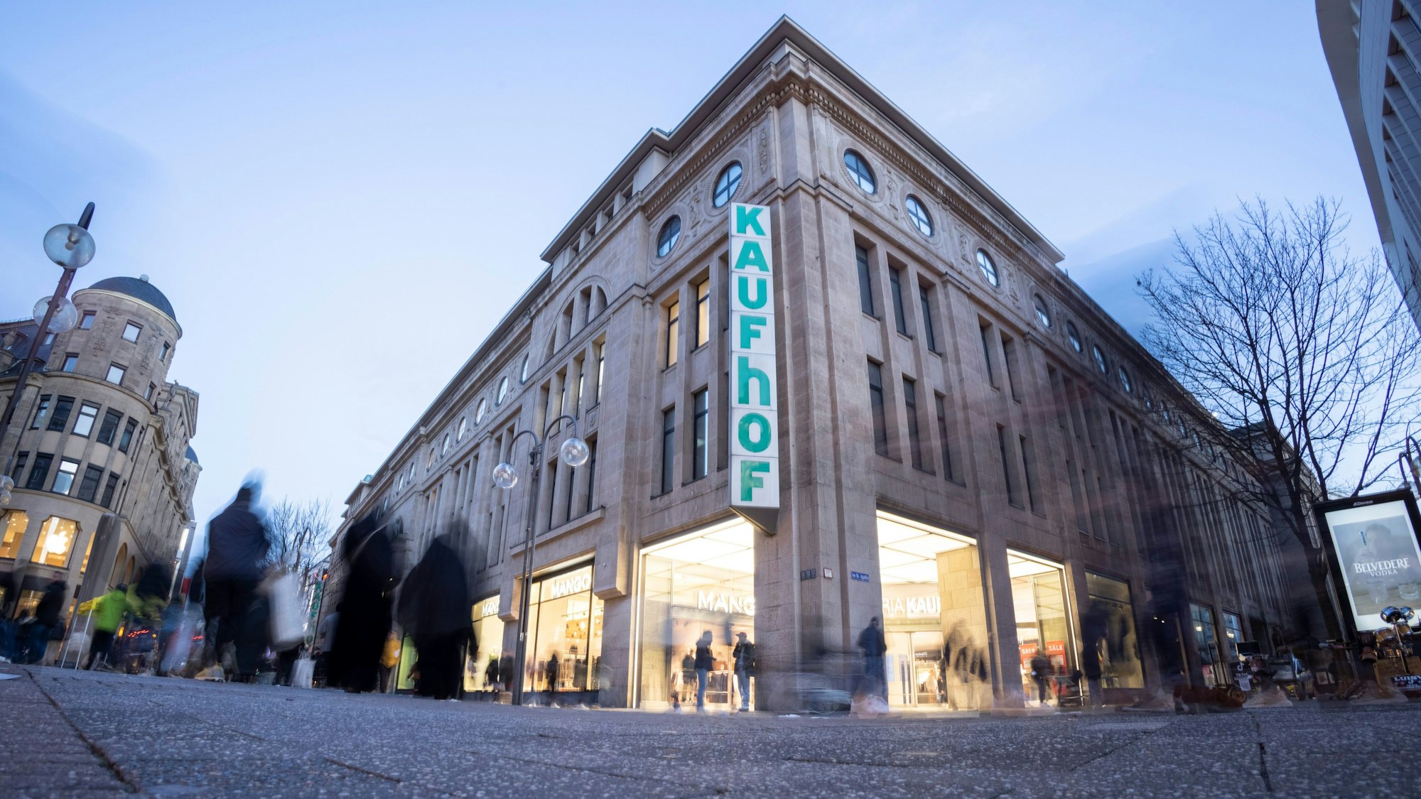 PRODUKTION - 11.03.2023, Nordrhein-Westfalen, Köln: Menschen gehen an einer Filiale von Galeria Kaufhof in der Innenstadt vorbei. Am Montag soll bekannt gegeben werden welche Filialen geschlossen werden. Foto: Thomas Banneyer/dpa +++ dpa-Bildfunk +++