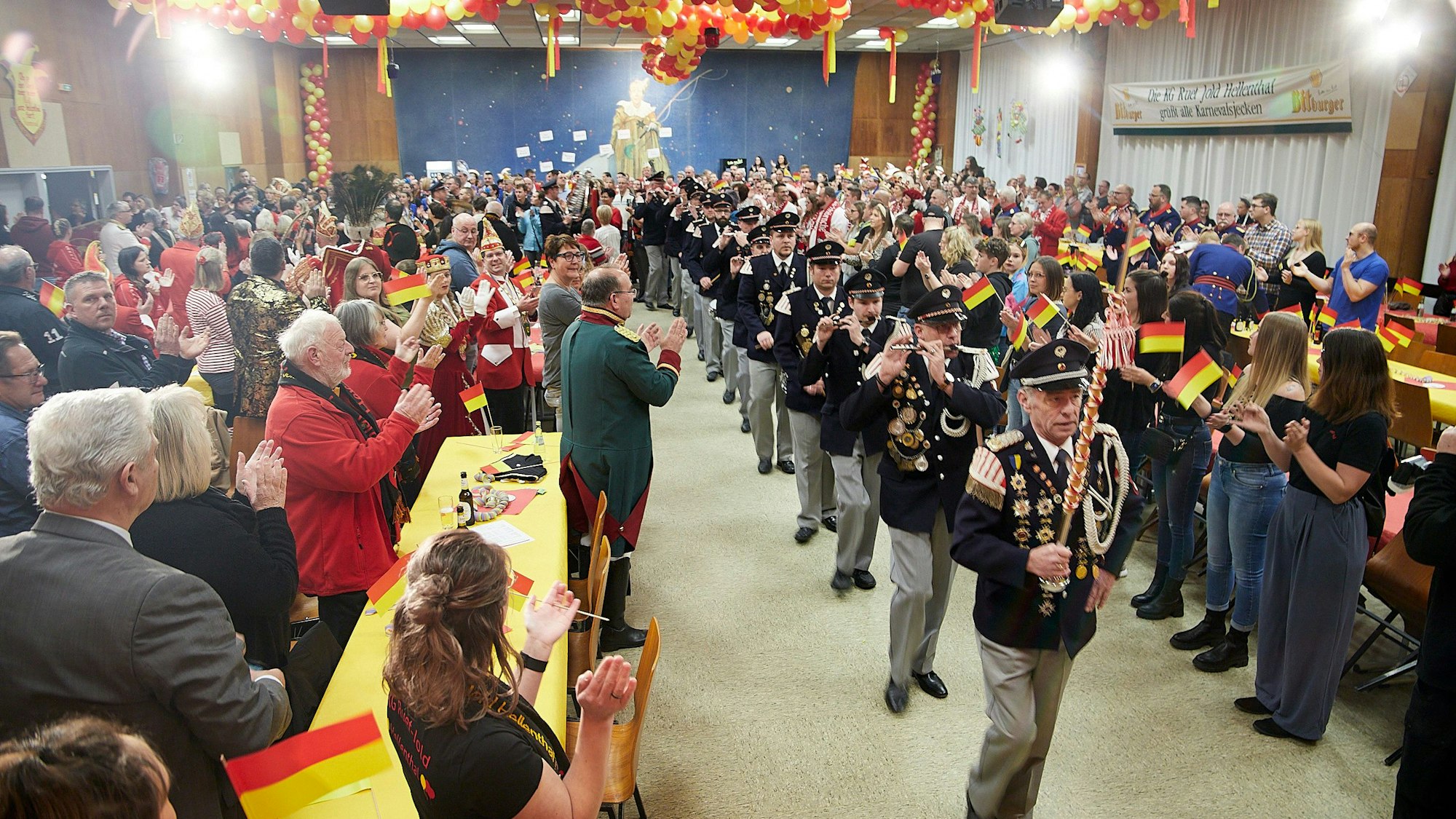 Das Tambourcorps Oberhausen, die Sitzungsbesucher sind aufgestanden und klatschen in die Hände.