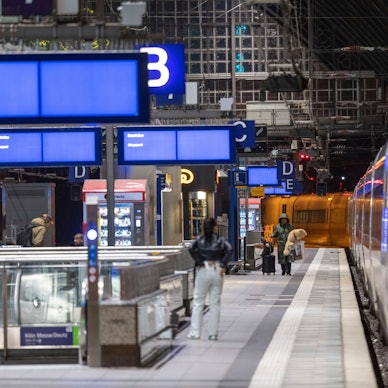 Leere Bahnsteige am Kölner Hauptbahnhof: Ab Mittwoch, 10. Januar, soll der Personen-Bahnverkehr durch die Lokführer-Gewerkschaft GDL bestreikt werden. (Symbolbild)