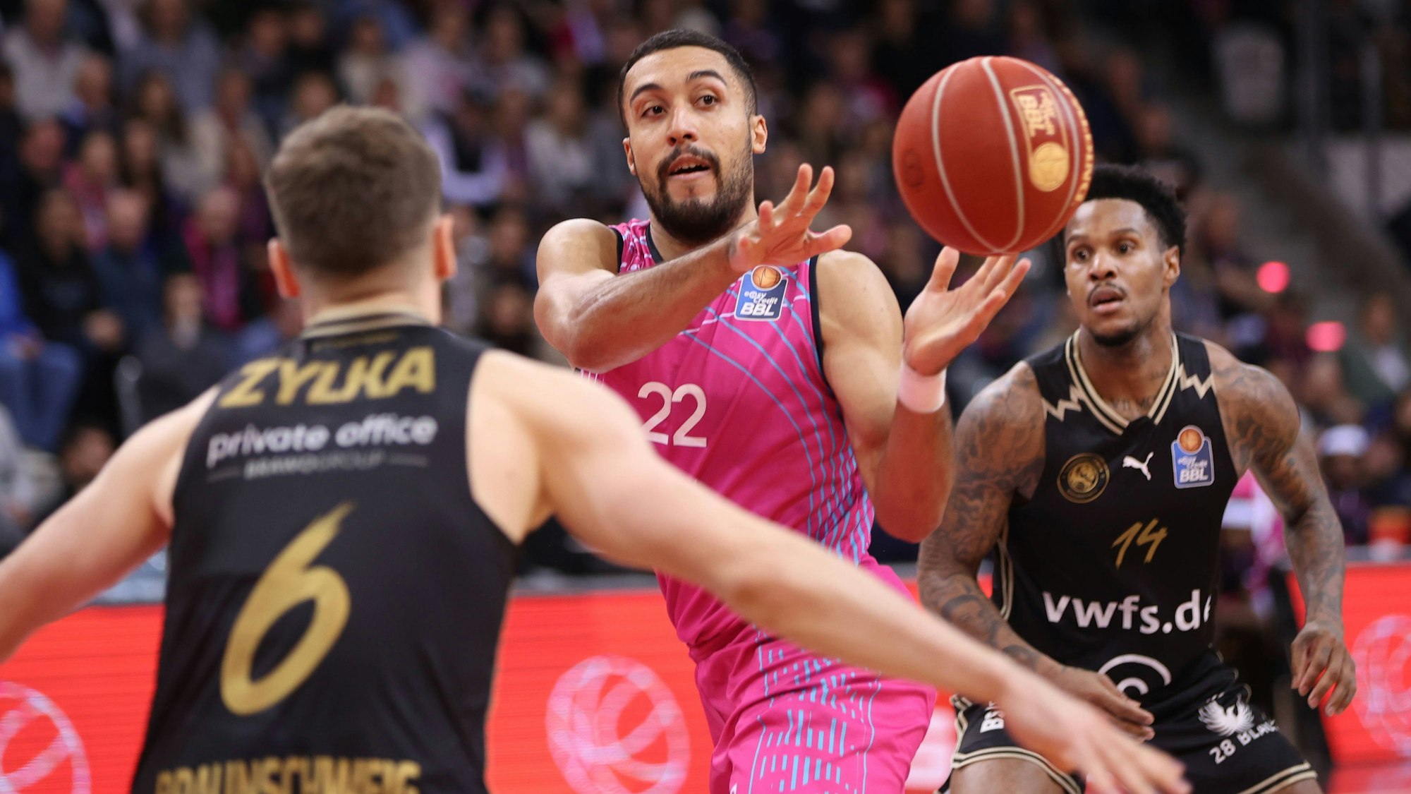 Auf Noah Kirkwood (Mitte) war Verlass,er war defensiv hellwach und verbuchte drei Ballgewinne.