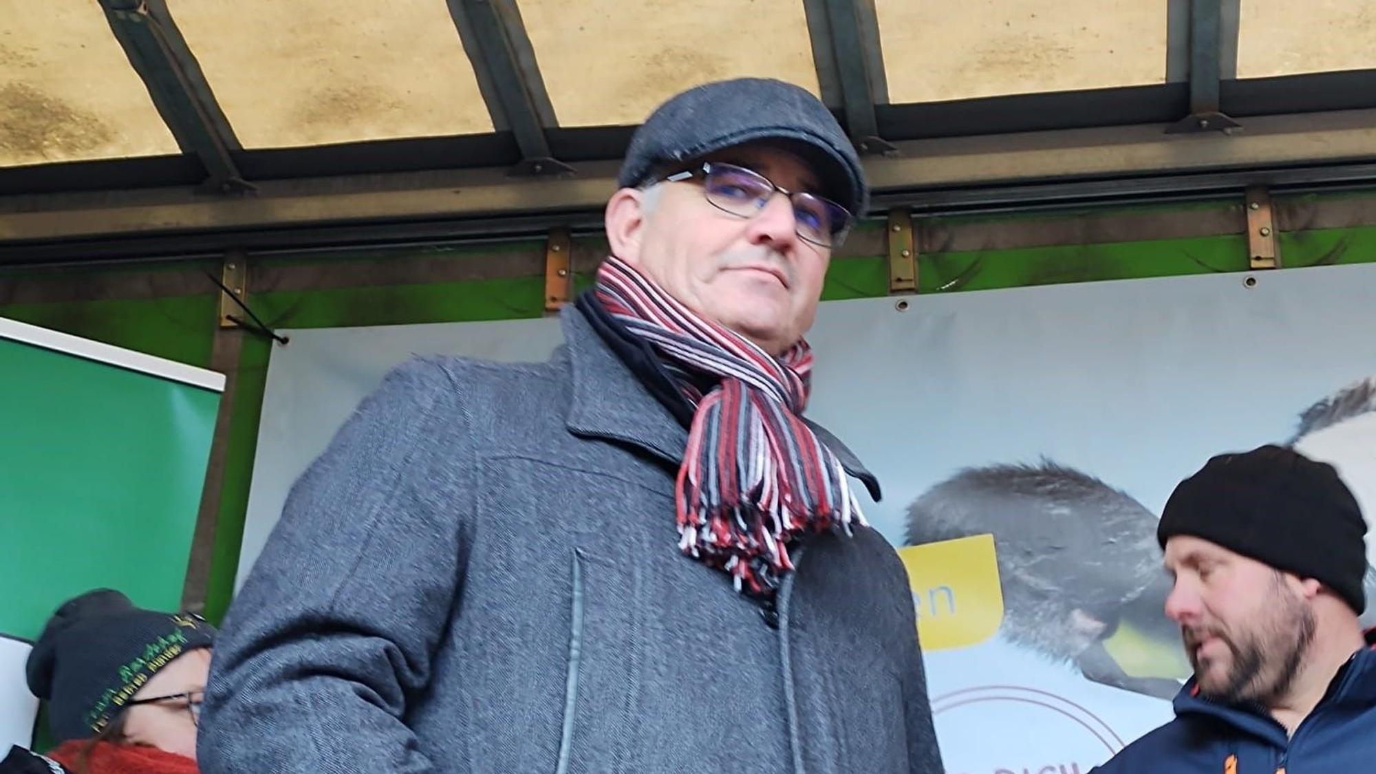 Kreis-Landwirt Helmut Dahmen steht bei der Kundgebung in Euskirchen auf der Bühne.