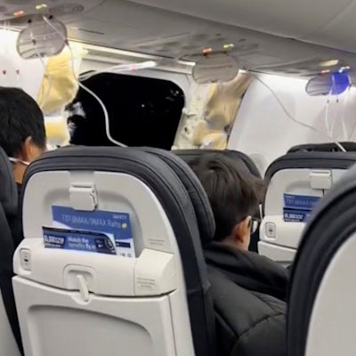 Dieser Screenshot aus einem von einer Passagierin aufgenommen Video zeigt das Loch in einer Boeing 737-9 Max.