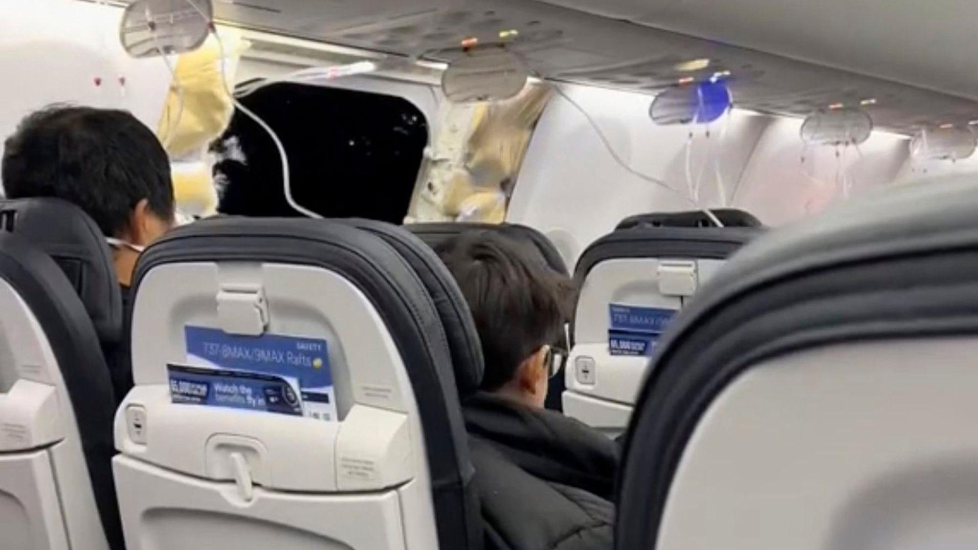 Dieser Screenshot aus einem von einer Passagierin aufgenommen Video zeigt das Loch in einer Boeing 737-9 Max.