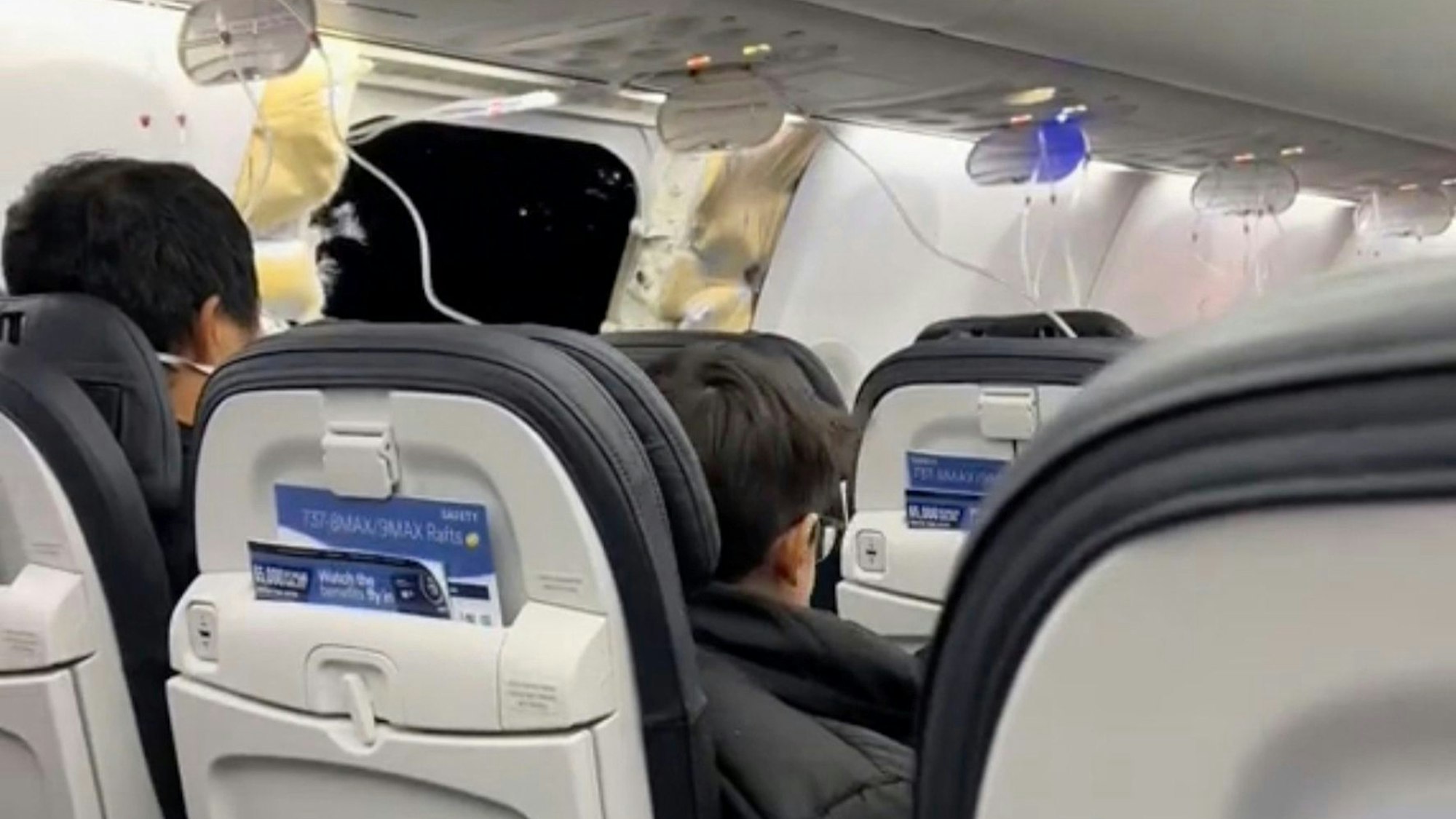 Dieser Screenshot aus einem von einer Passagierin aufgenommen Video zeigt das Loch in einer Boeing 737-9 Max.