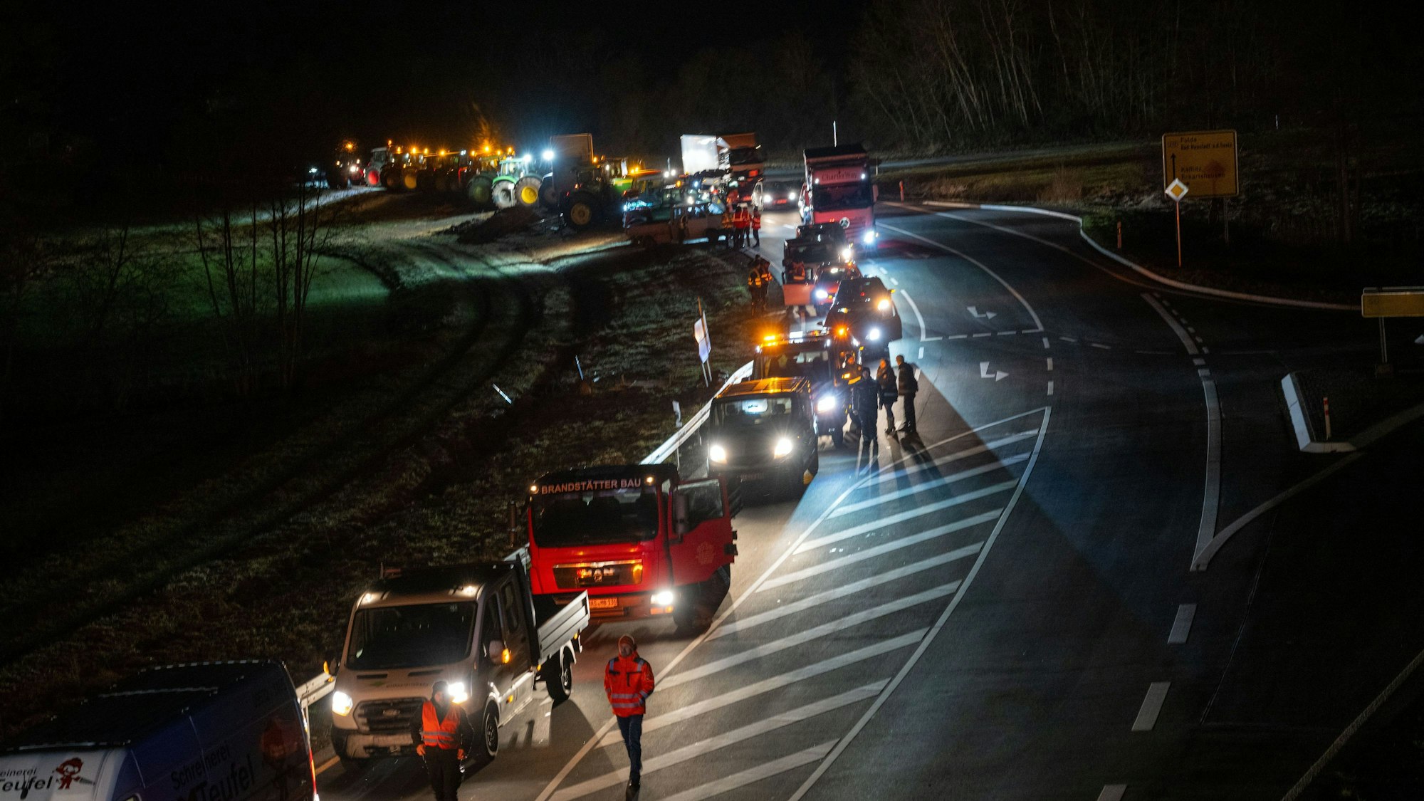 Hier gehts für Pendler nicht weiter: In Pfaffendorf blockieren Landwirte eine Bundesstraße.