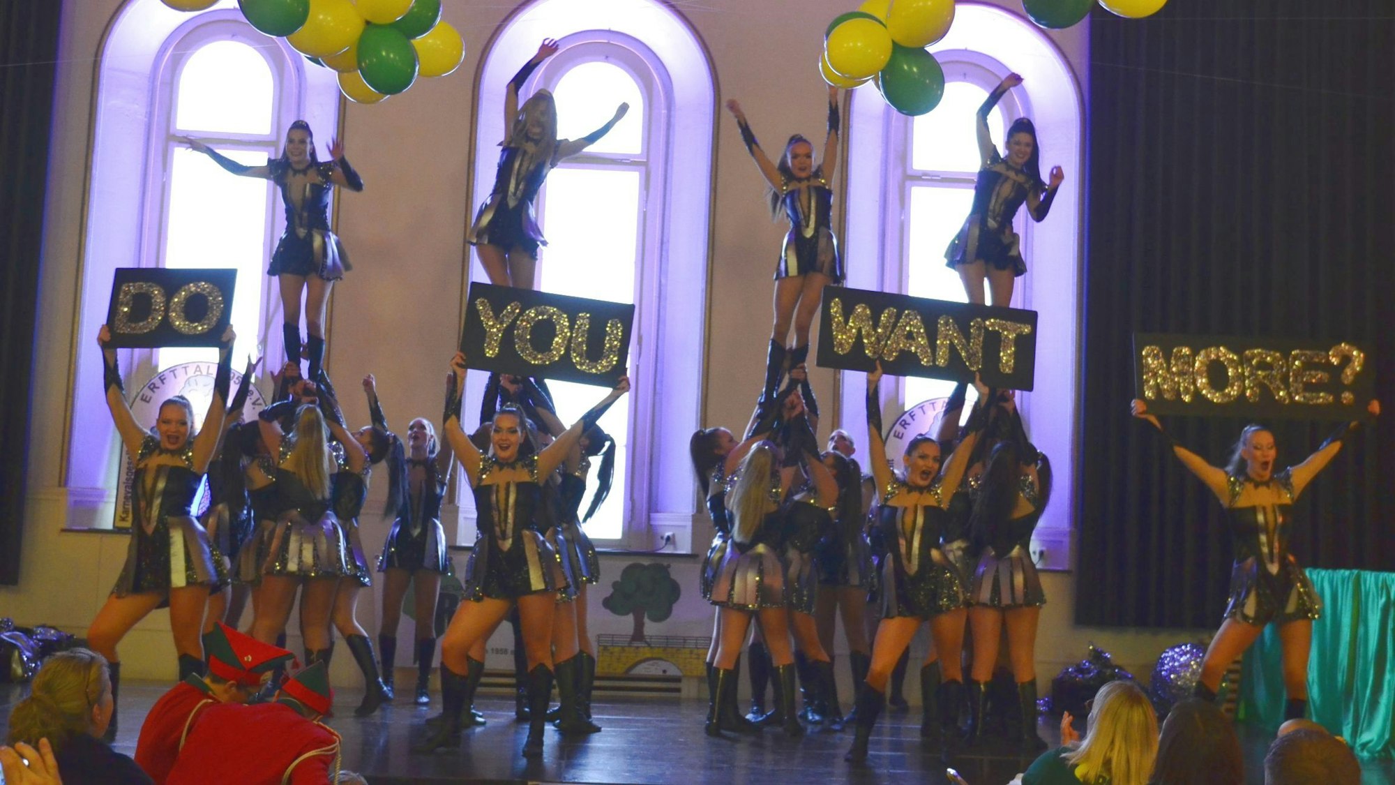 Eine Tanzgruppe steht im Casino Euskirchen auf der Bühne.