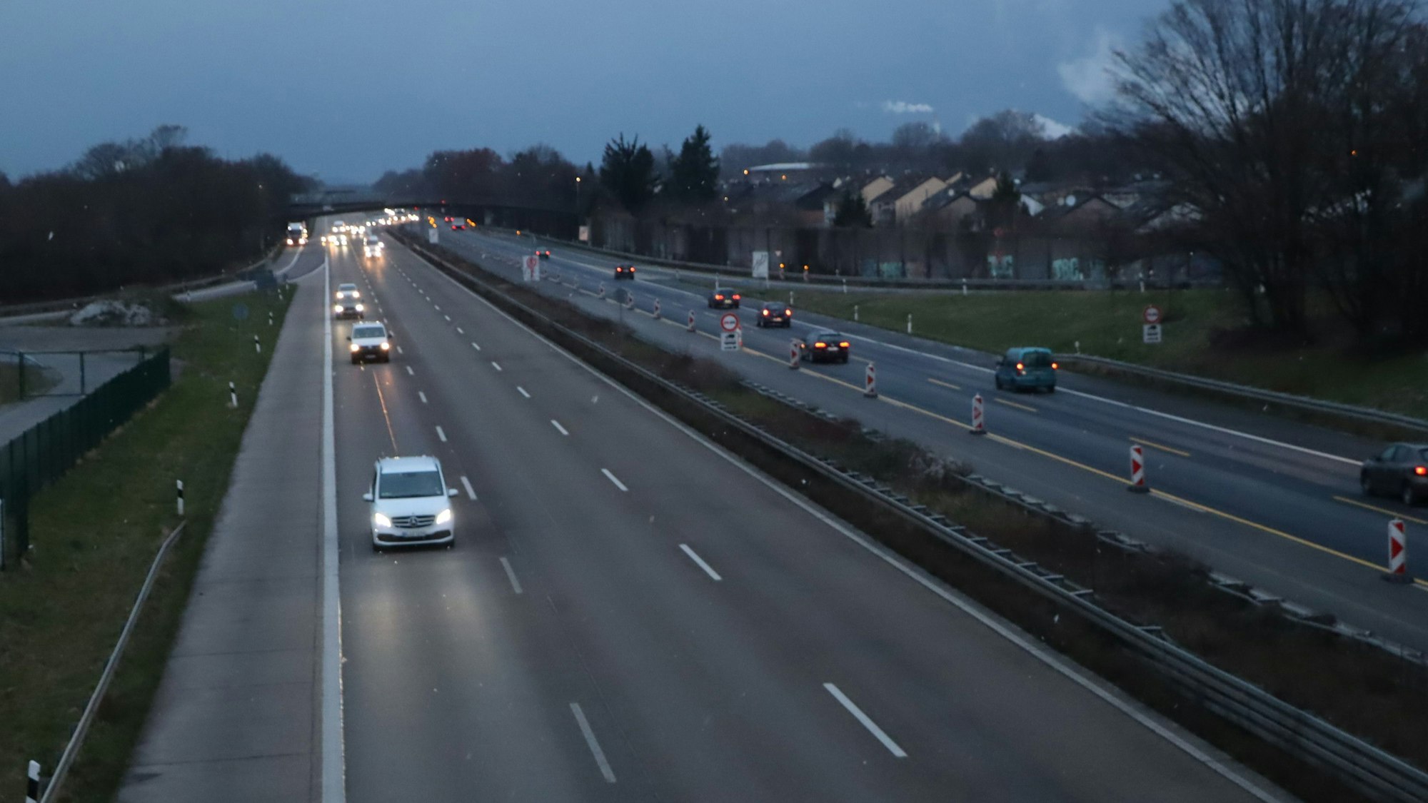 Das Foto zeigt die Autobahn 555. Für einen Montagmorgen herrscht wenig Verkehr.