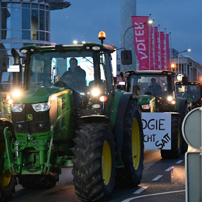 Auf dem Foto sind Traktoren im Konvoi in Kerpen zu sehen.