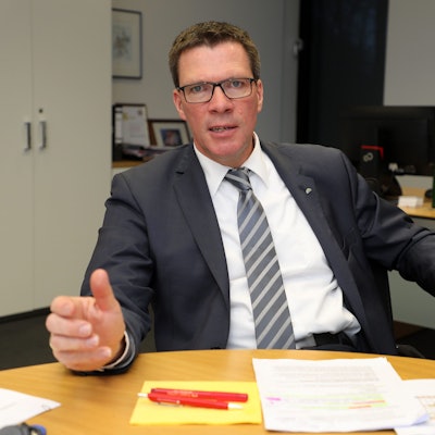 Rhein-Bergs Landrat Stephan Santelmann (CDU) sitzt an einem Tisch in seinem Büro im Kreishaus Am Rübezahlwald.