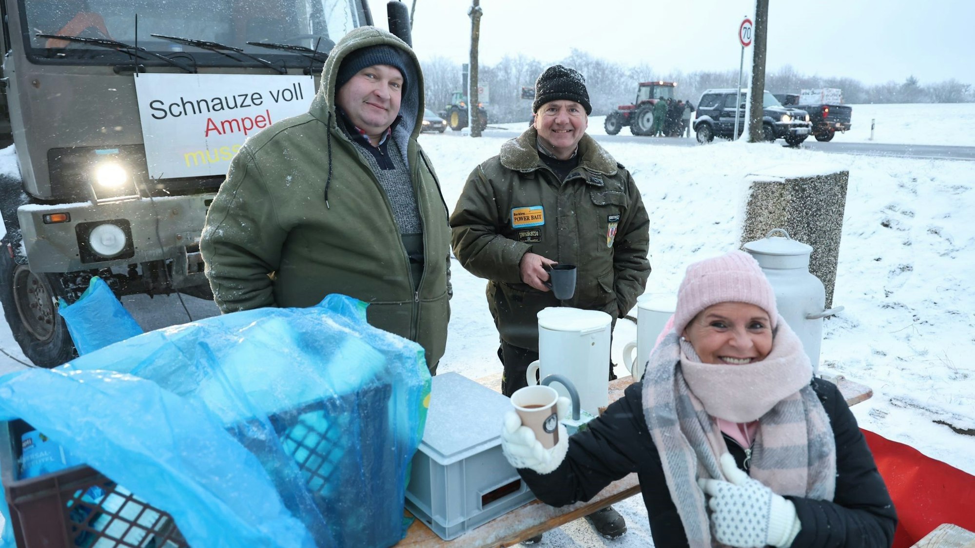 Hans-Joachim Hahn hat auf dem Pendlerparkplatz eine Versorgungsstation für die Demonstranten aufgebaut.