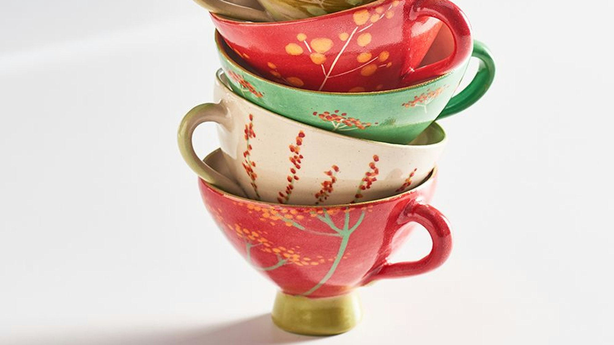 Auf dem Bild sind bunte Tassen aus Keramik zu sehen.