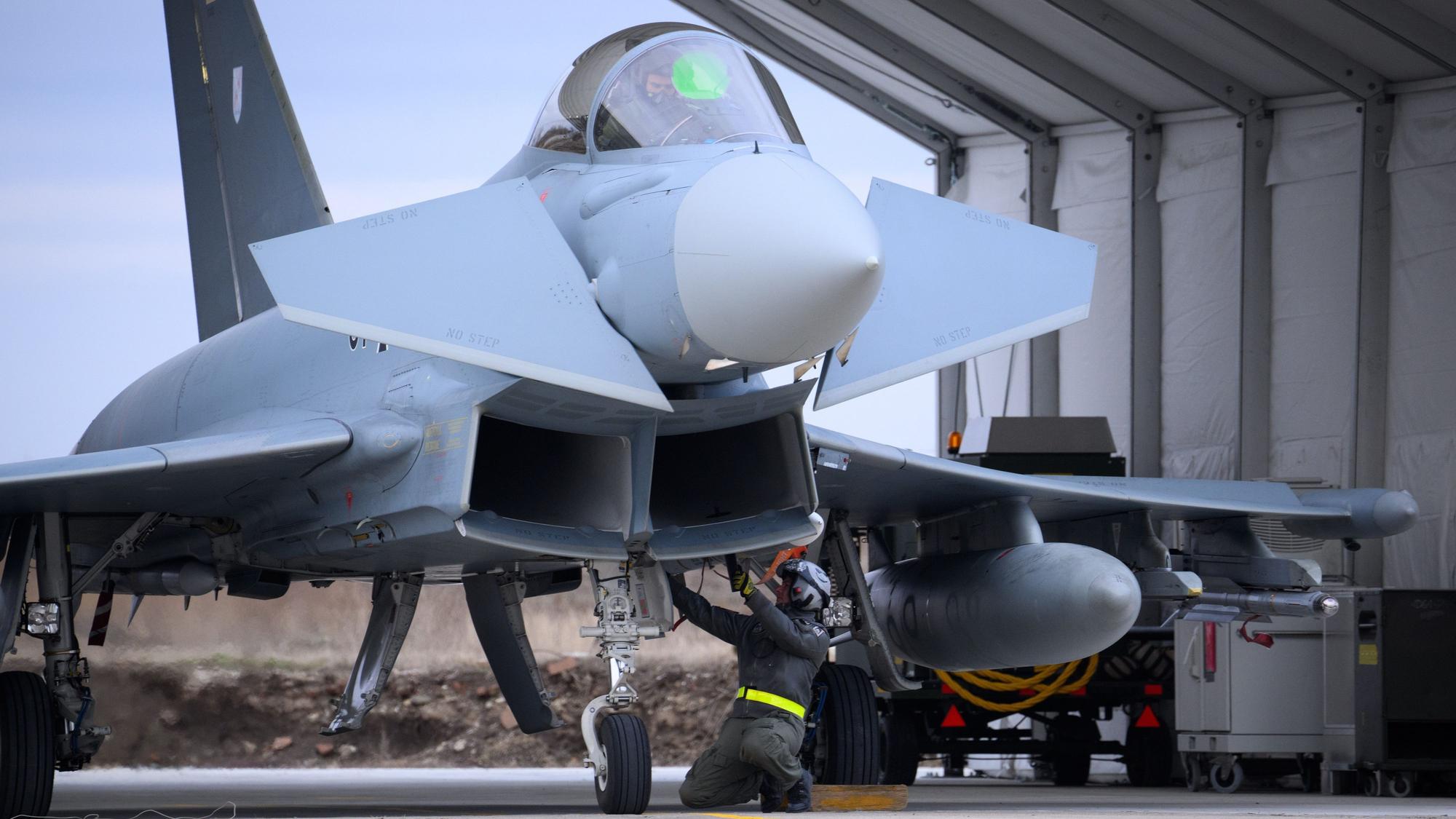 ARCHIV - 05.12.2023, Rumänien, Constanta: Bundeswehr-Soldaten machen auf dem Flugplatz Mihail Kogalniceanu, in der Nähe von Constanta (Rumänien), einen deutschen Eurofighter startklar.