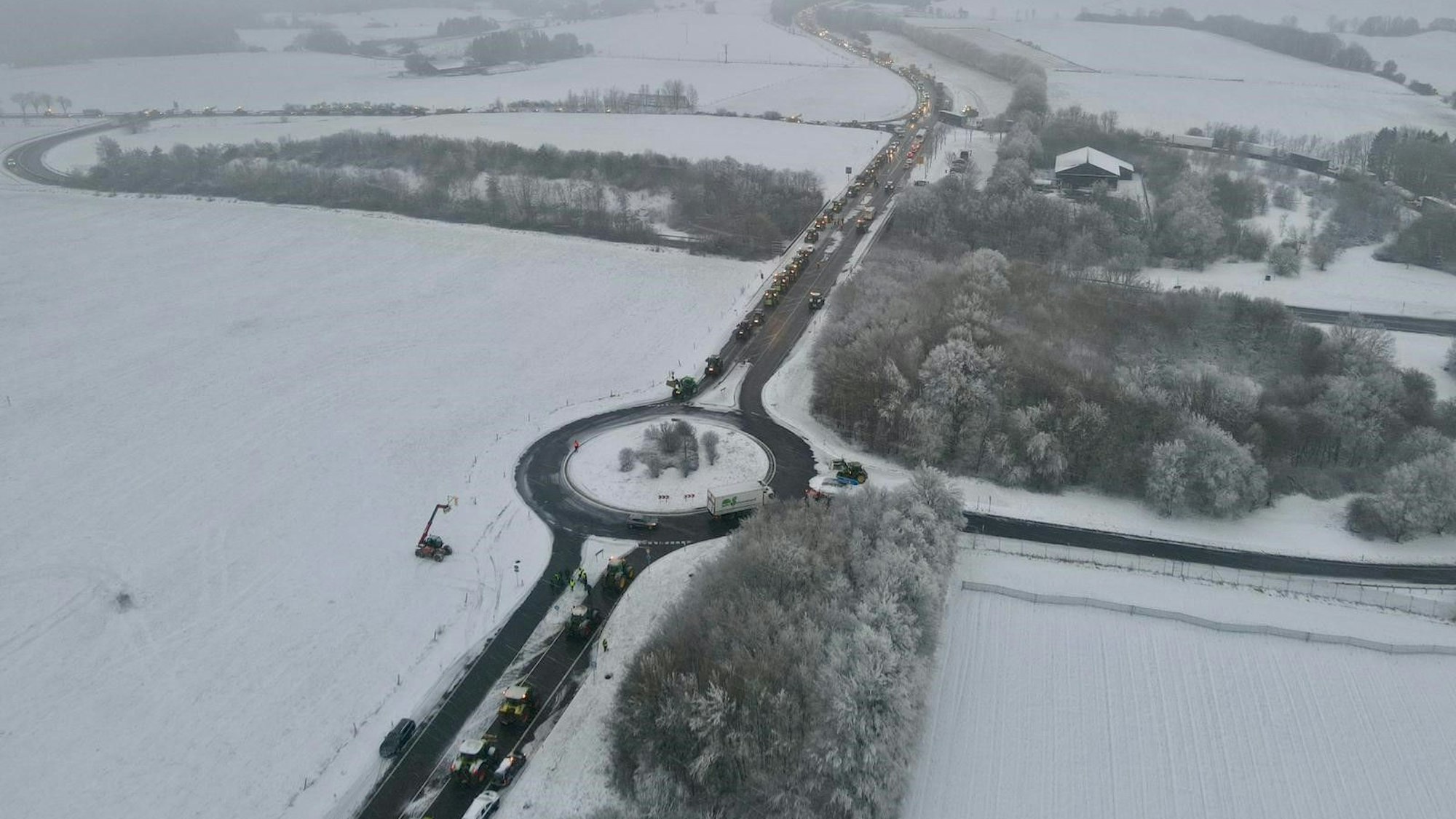 Demonstration der Landwirte auf der B5: Hier geht am Montagmorgen nichts mehr.
