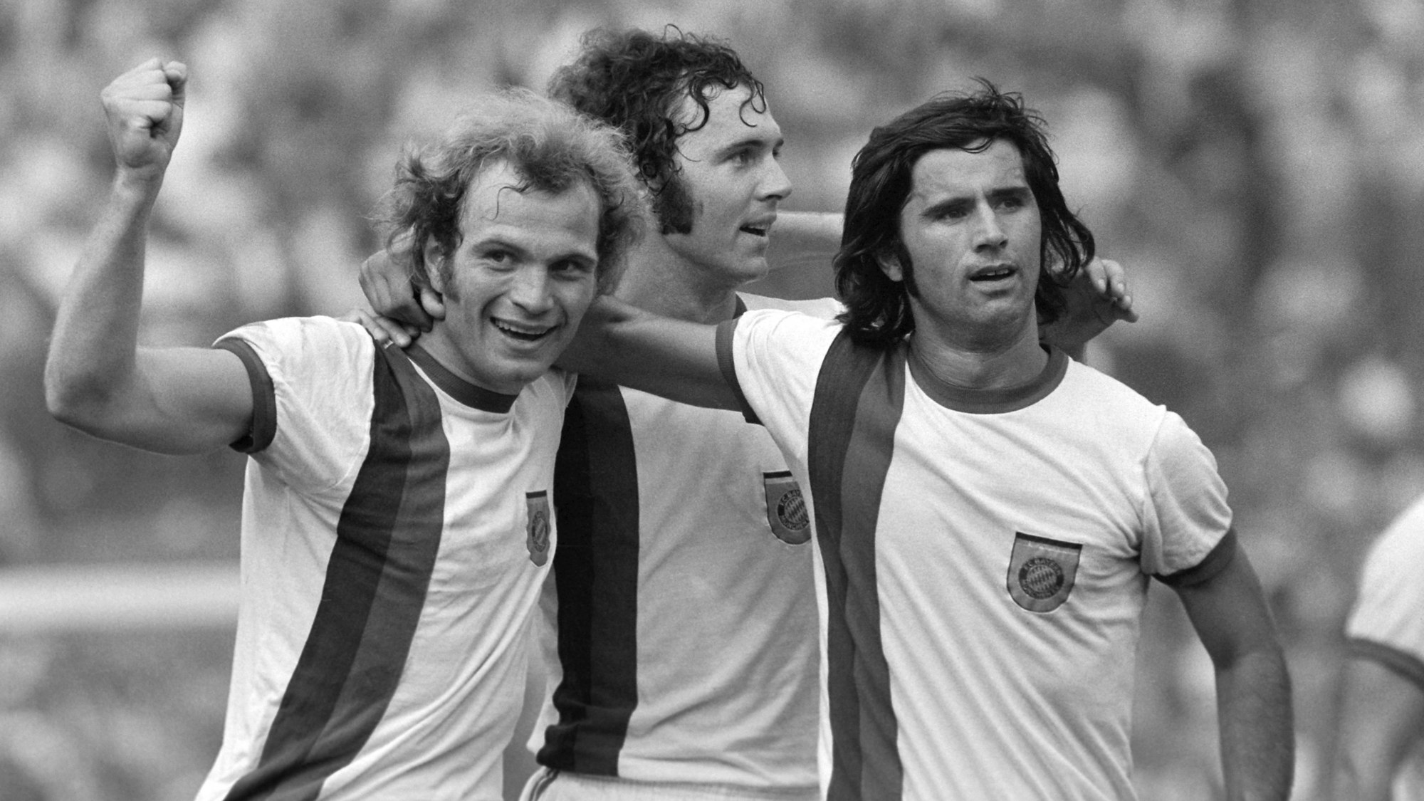 2. Spieltag der Bundesliga Saison 1973/1974: Fortuna Köln - FC Bayern München. Im Bild zu sehen: Uli Hoeness, Franz Beckenbauer und Gerd Müller (von links).