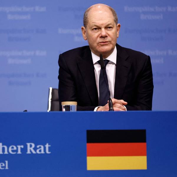 Bundeskanzler Olaf Scholz bei einer Pressekonferenz in Brüssel. In der Taurus-Debatte wird der Ton in Europa rauer, der ehemalige belgische Premierminister Guy Verhofstadt hat Scholz nun hart angegriffen. (Archivbild)