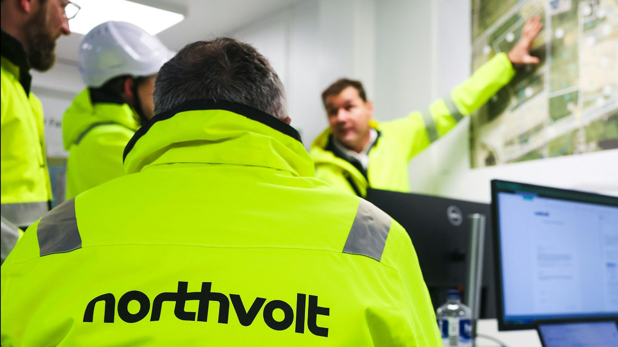 Mitarbeiter der Firma Northvolt unterhalten sich in einem Planungsbüro auf einer Baustelle im Kreis Dithmarschen.