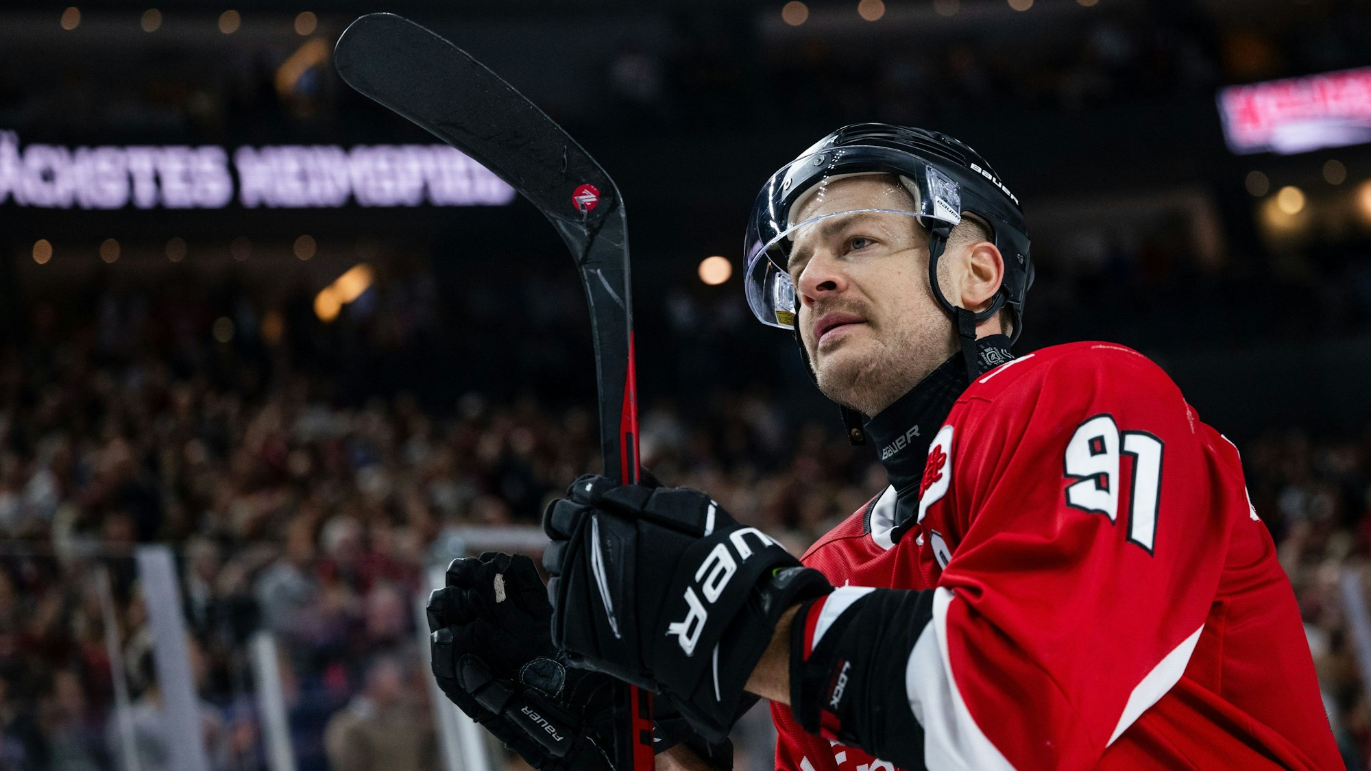 Kölns Moritz Müller bedankt sich nach der Partie bei den Fans.