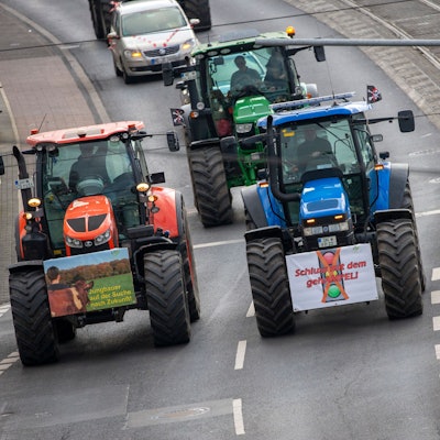 Die Bauernproteste auf der Siegburger Straße in Köln.