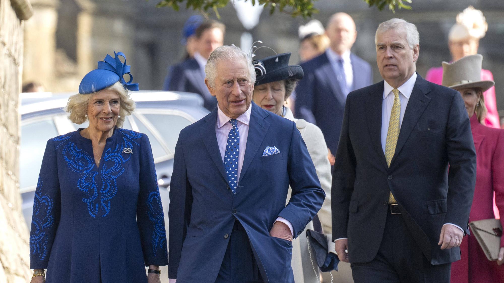 Prinz Andrew (r.), König Charles und Camilla bei einem Termin auf Schloss Windsor.