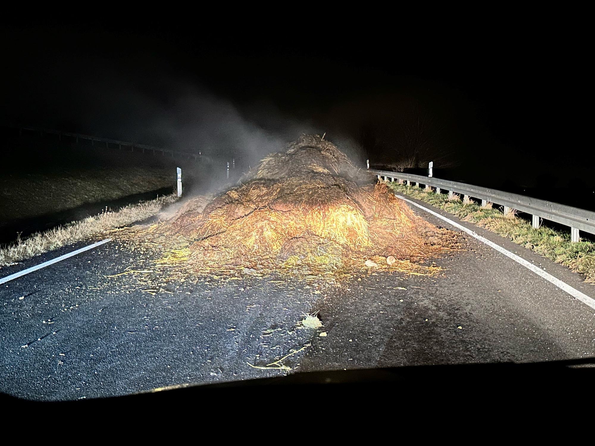 Ein dampfender Misthaufen versperrte die Autobahnzufahrt in Swisttal-Miel.