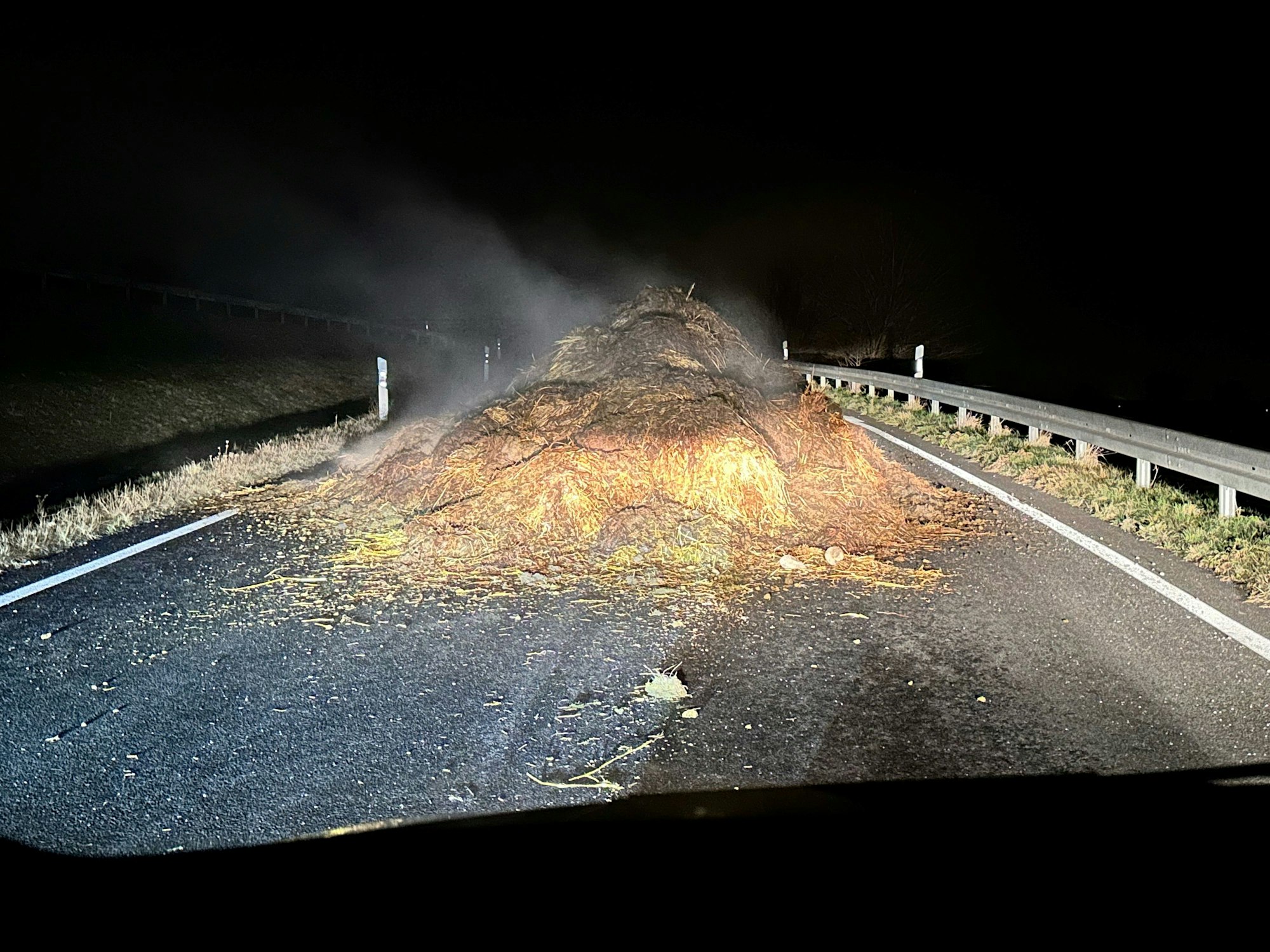 Ein dampfender Misthaufen versperrte die Autobahnzufahrt in Swisttal-Miel.