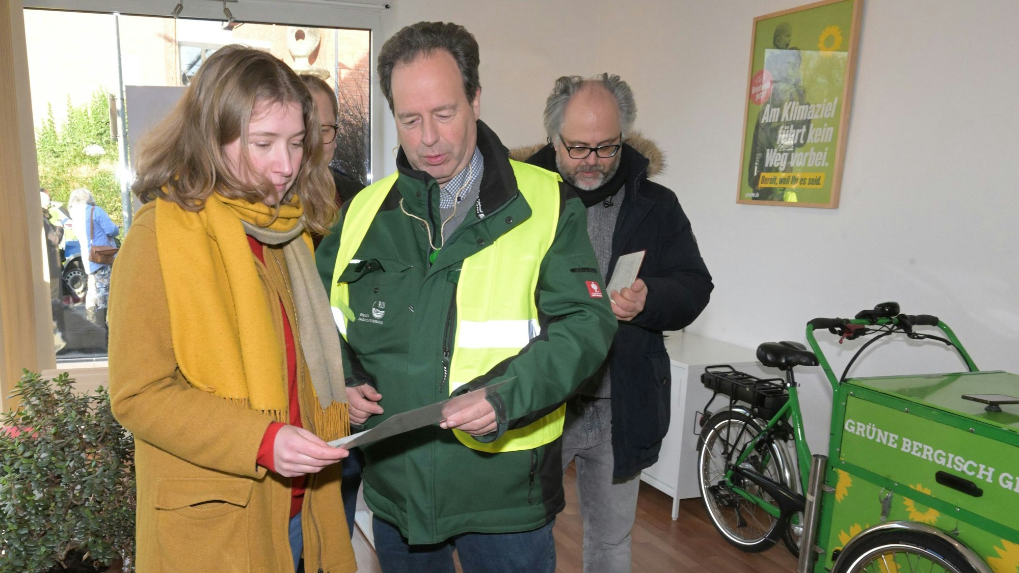 Einen Eimer mit Mist tragen Landwirte in die Kreisgeschäftsstelle der Grünen in Bergisch Gladbach.