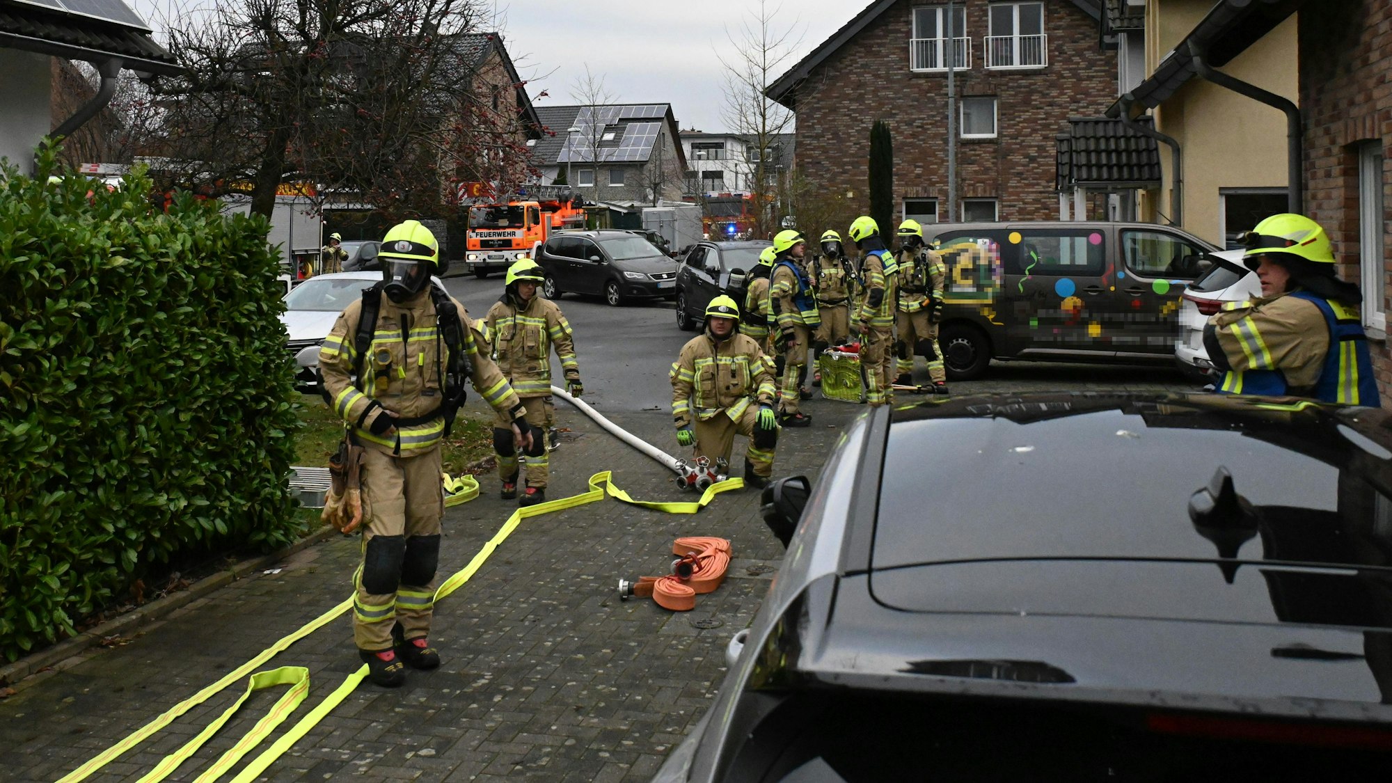 Zu sehen sind Feuerwehrleute bei einem Einsatz.