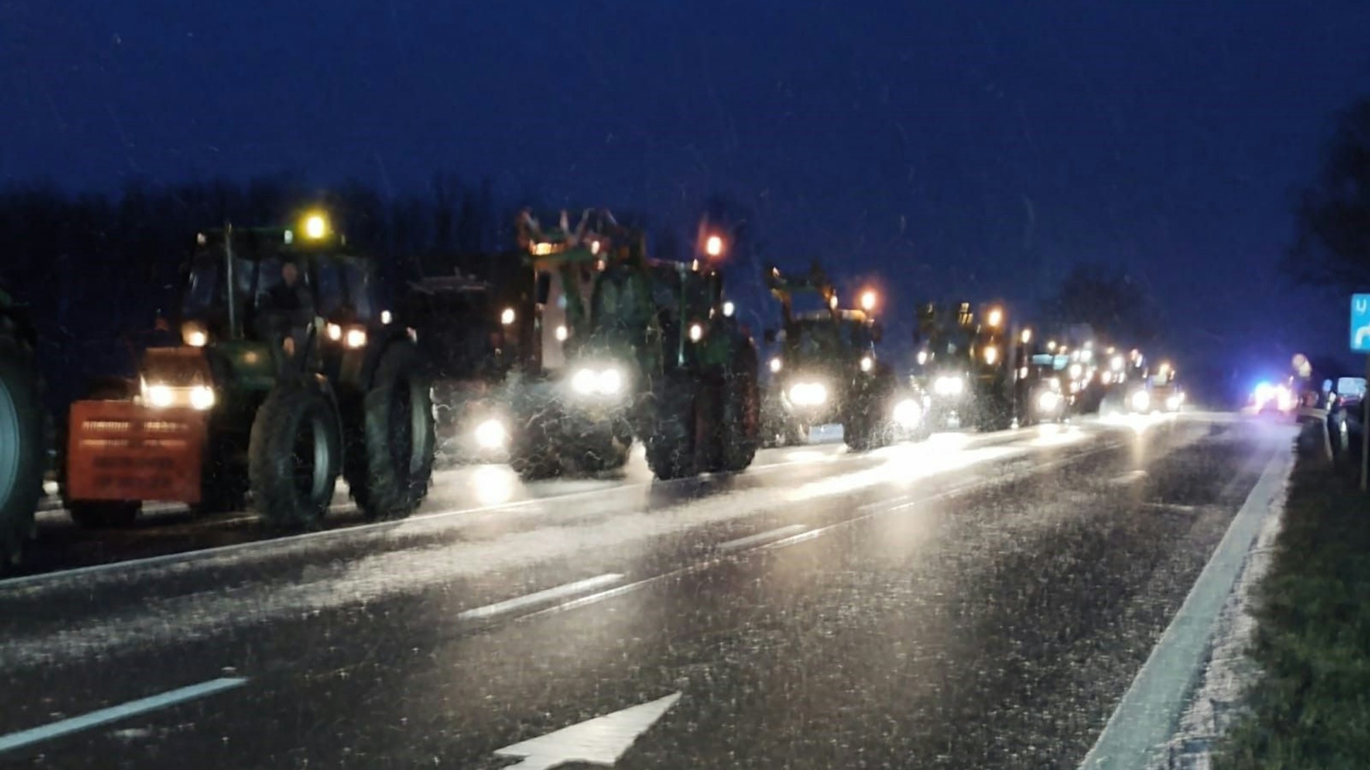 Im Schneetreiben fahren die Demonstranten auf der B266.