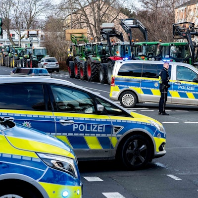 Das Bild zeigt Polizeiautos und mehrere Traktoren, die am Keltenring in Euskirchen parken.