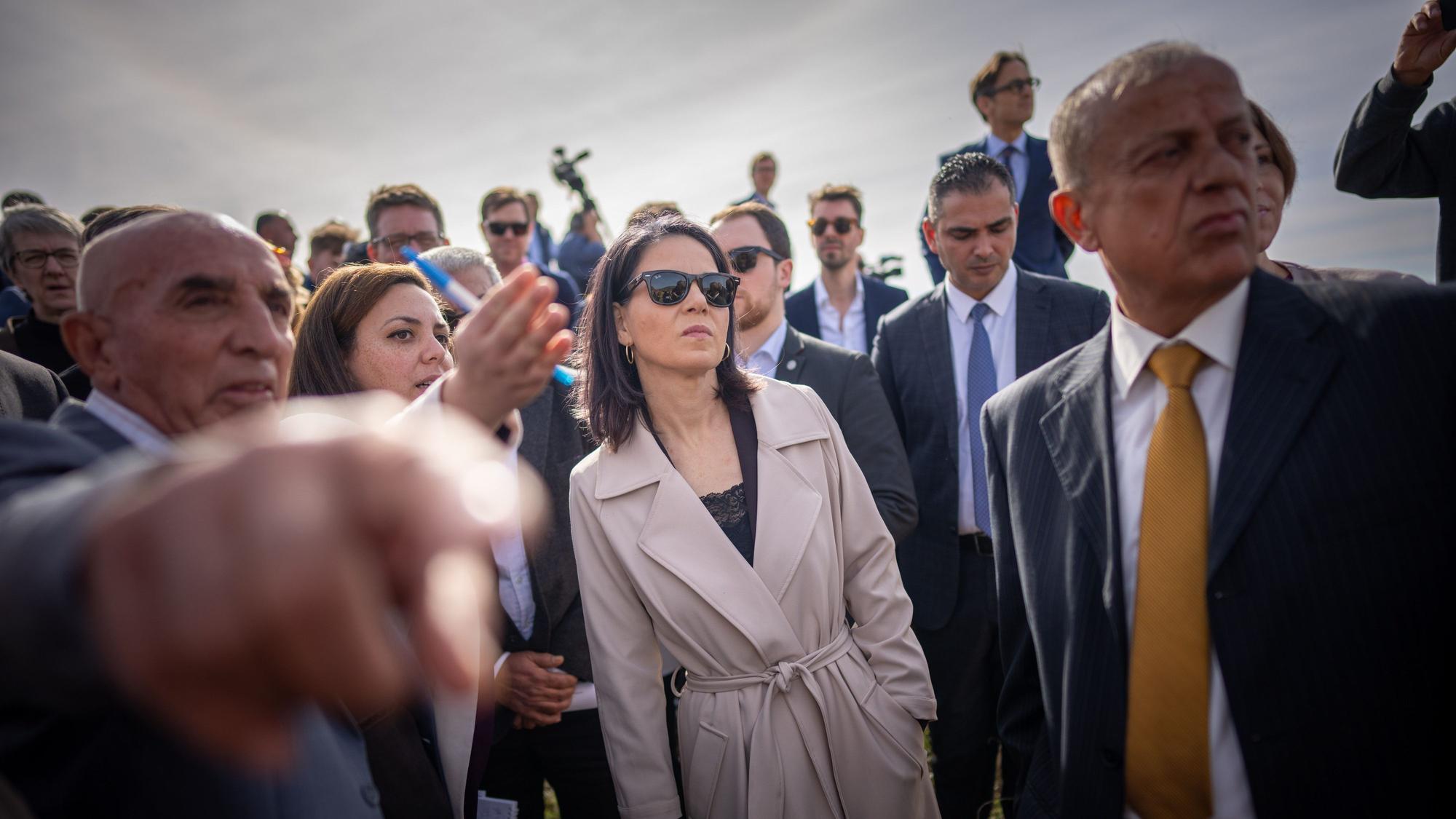 Außenministerin Annalena Baerbock (Bündnis 90/Die Grünen) spricht bei ihrem derzeitigen Auslandsbesuch im Westjordanland mit durch Siedlergewalt vertriebenen Bewohnern der Gemeinde Al-Mazraah Al Qibliyah. Bei ihrer Nahostreise führt Baerbock Gespräche in Israel, in den Palästinensichen Gebieten, in Ägypten und im Libanon. (Symbolbild)