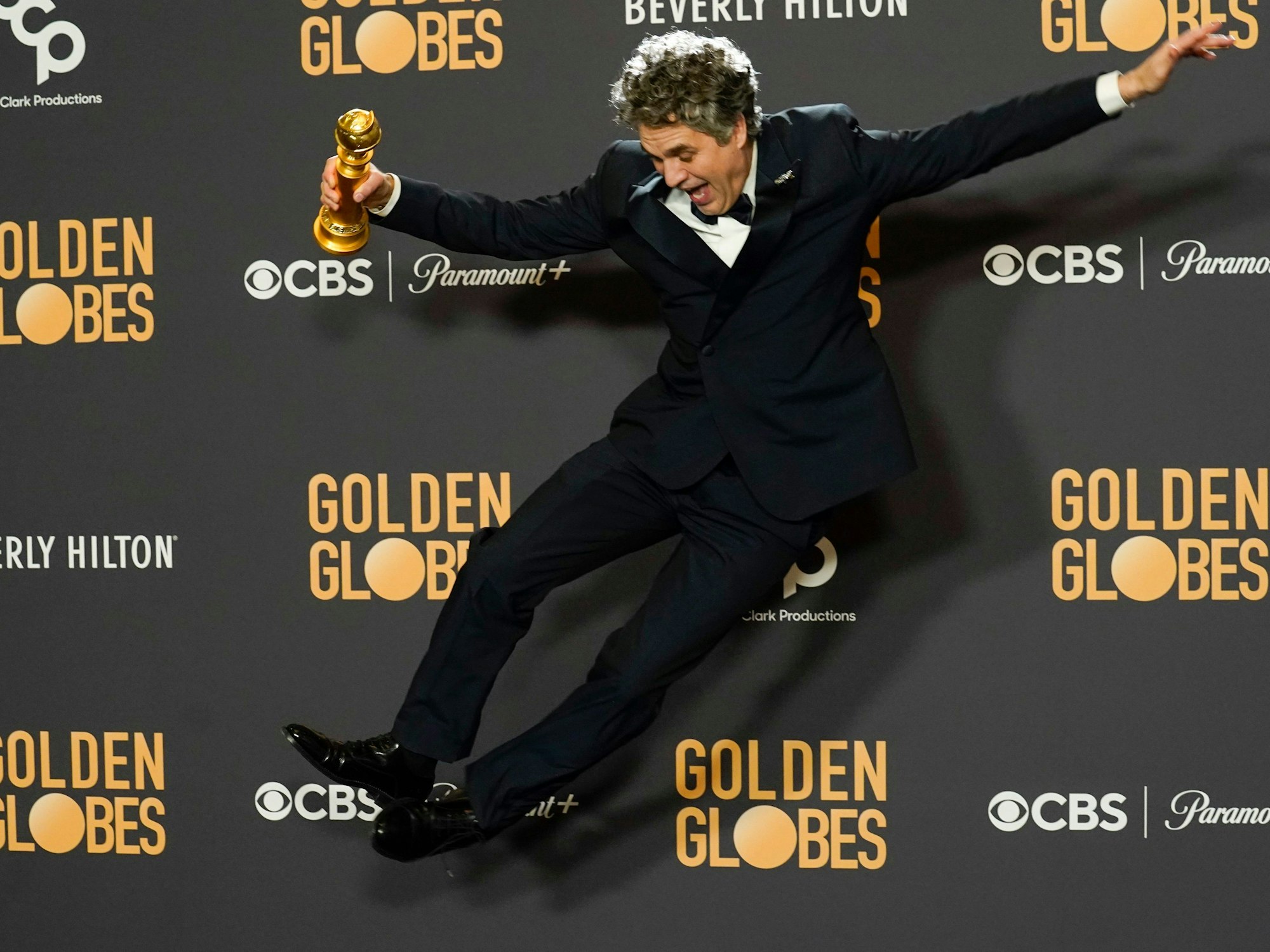 Große Freude: Willem Dafoe posiert im Presseraum mit dem Preis für den besten Film, Musical oder Komödie für „Poor Things“ bei den 81. Golden Globe Awards.
