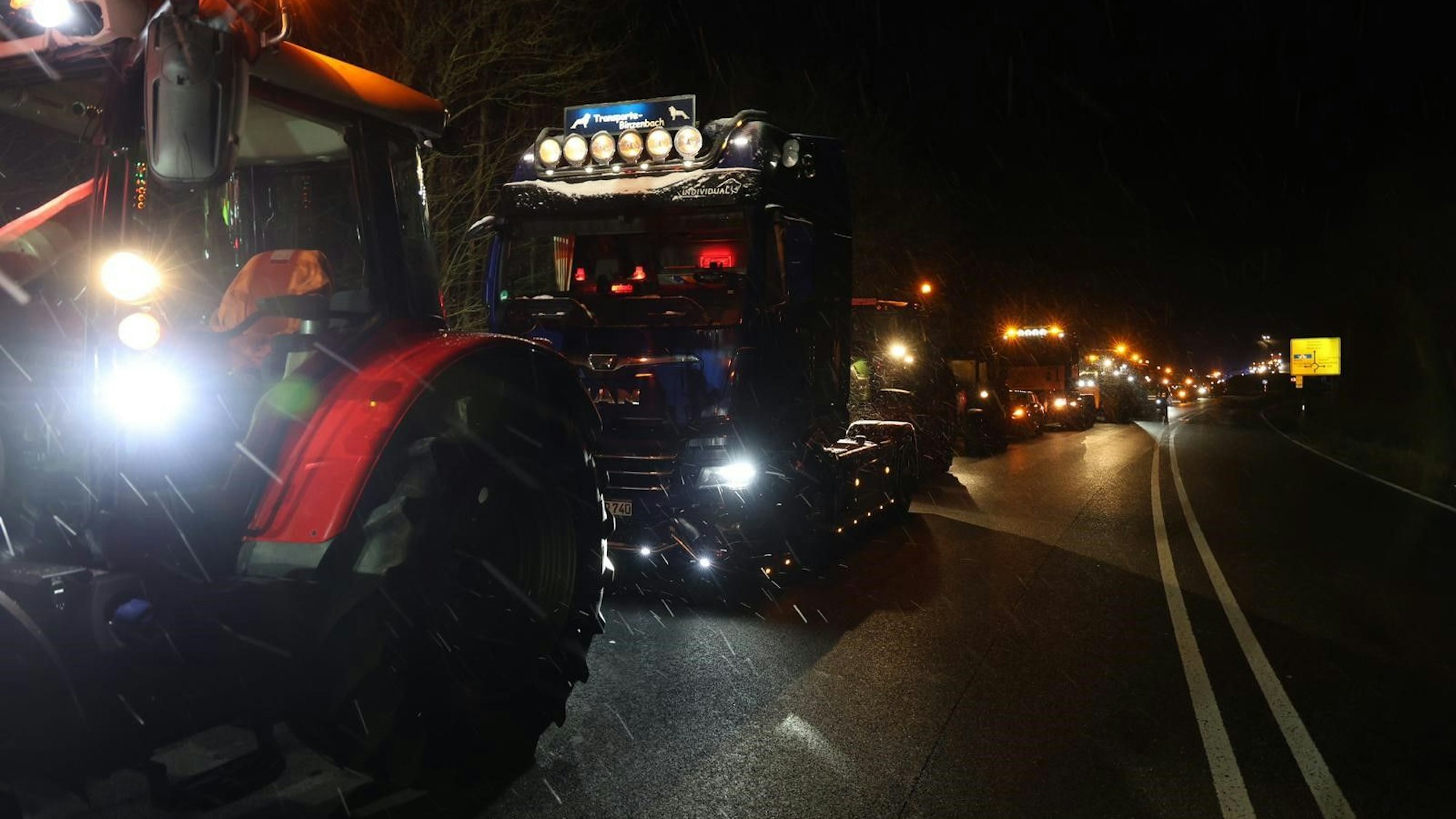 Im Ahrtal und auf der B51 sind die Kolonnen startet.