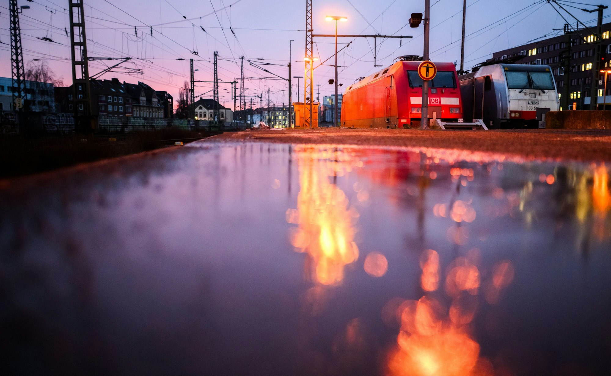 08.12.2023, Niedersachsen, Hannover: Eine Lok steht am Hauptbahnhof Hannover. Die Gewerkschaft Deutscher Lokomotivführer (GDL) hatte zu einem weiteren, 24-stündigen Warnstreik bei der Deutschen Bahn AG aufgerufen. Foto: Julian Stratenschulte/dpa +++ dpa-Bildfunk +++