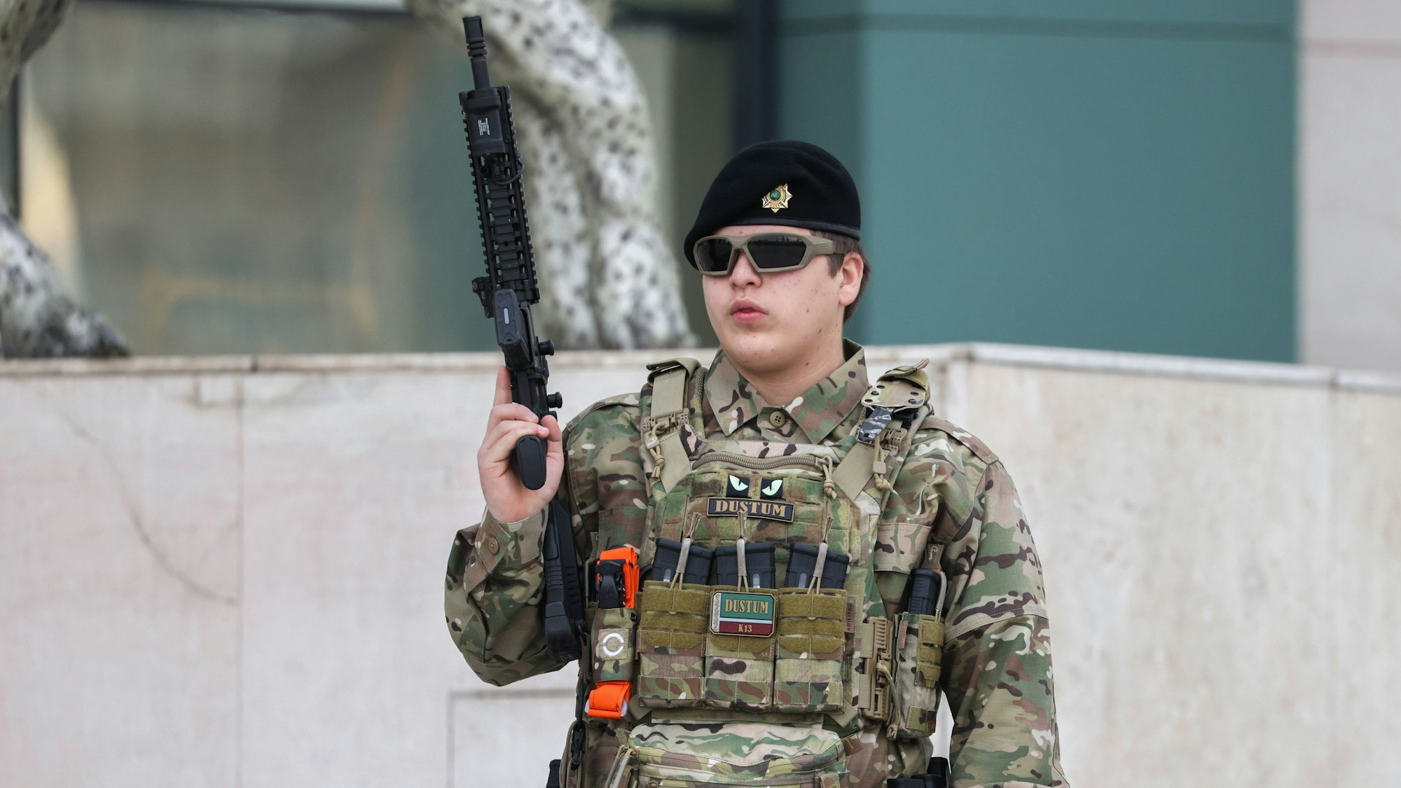 Schwer bewaffnet: Auch Ramsan Kadyrows 15-jähriger Sohn Adam nahm an der Parade in Grosny teil.