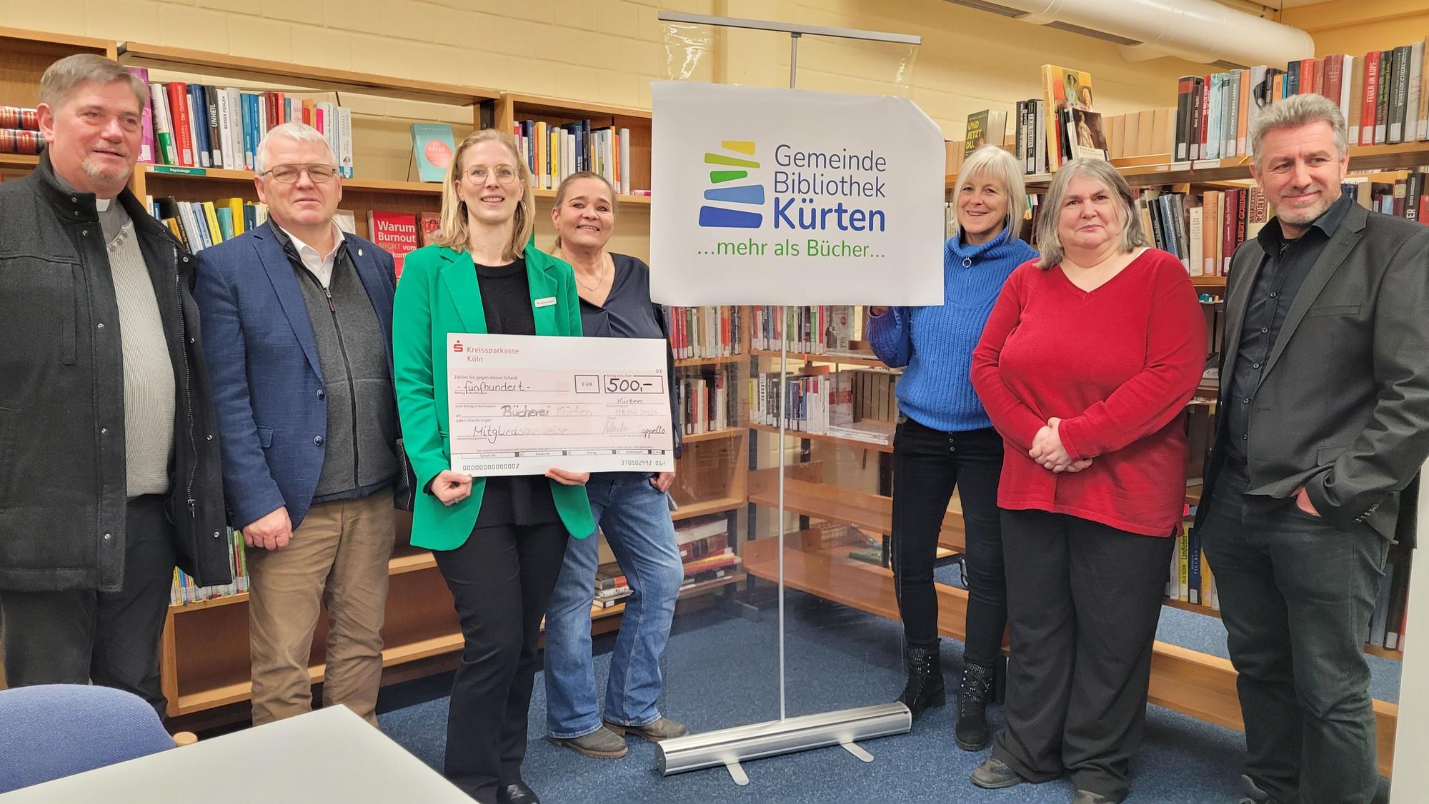 Das Foto zeigt die Kürtener Gemeindebücherei sowie Mitarbeiter und Unterstützer.