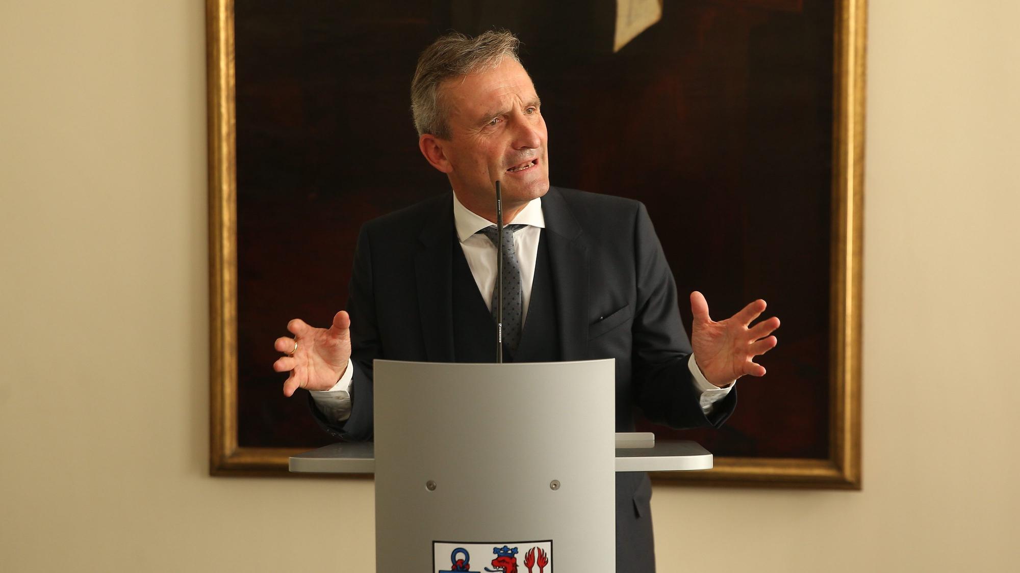 Der ehemalige Düsseldorfer Oberbürgermeister Thomas Geisel (SPD) spricht im Rathaus.