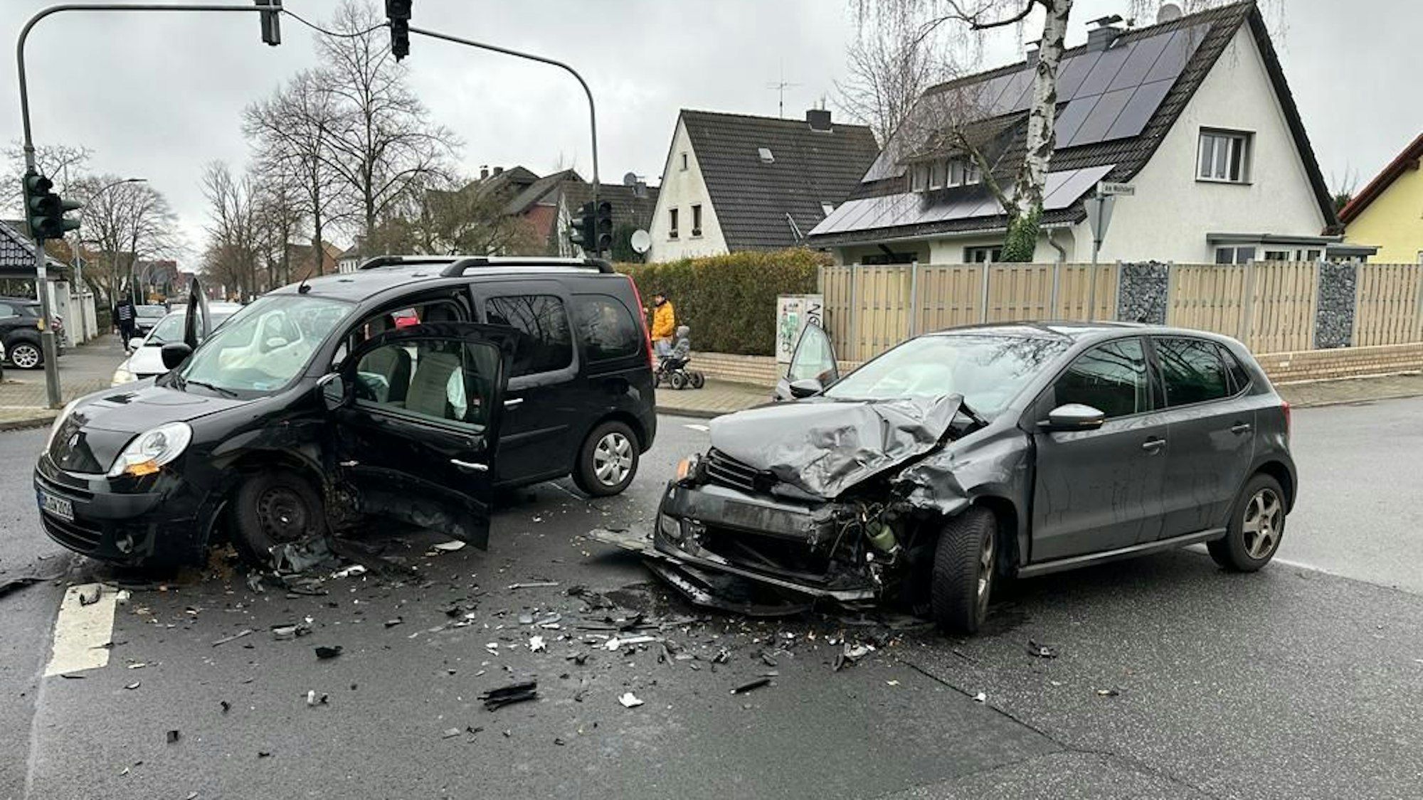 Zwei schwer beschädigte Autos auf der Heerstraße.