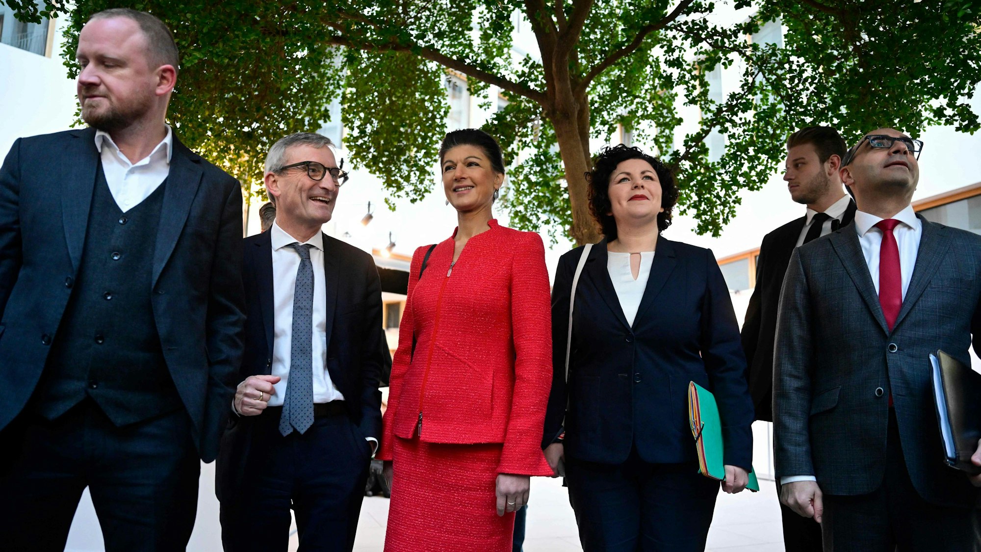 Sahra Wagenknecht steht in der Mitte von Parteimitgliedern.