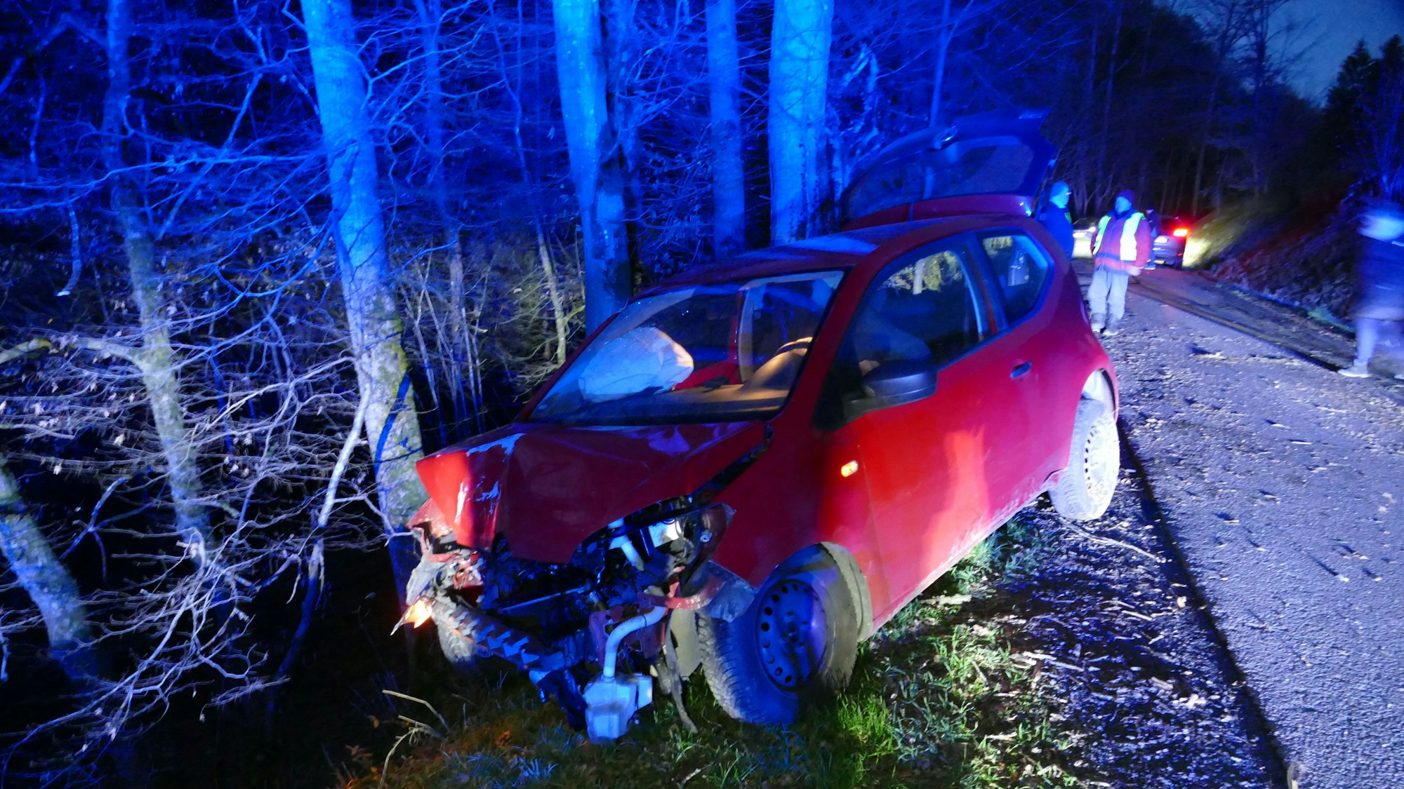 Ein Unfallauto liegt im Straßengraben.