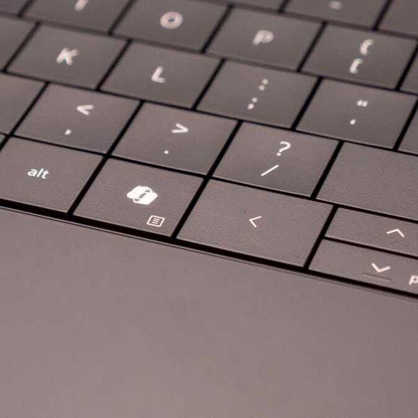 Auf der Tastatur eines Laptops ist neben „alt“ bereits eine Taste mit dem Logo des Copiliot eingebaut.