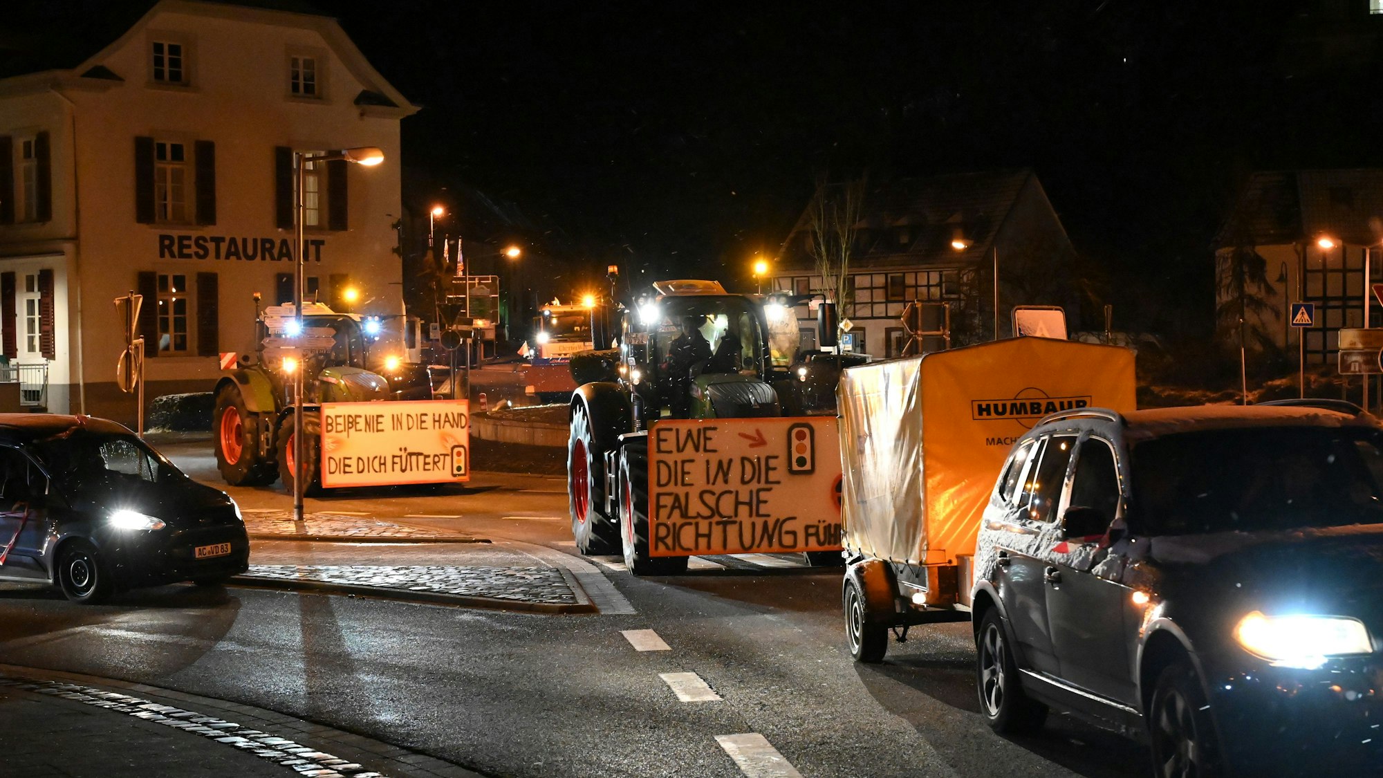 Im Schleidener Tal haben sich zahlreiche Fahrzeuge getroffen, um sich den Demonstrationen anzuschließen.