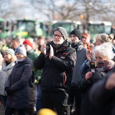 Das Bild zeigt einen Ausschnitt aus der Menge.