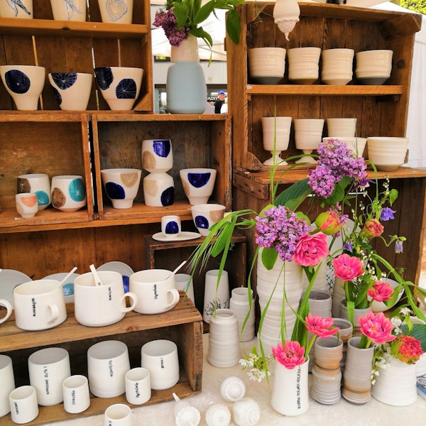Auf dem Bild ist ein Stand auf dem Töpfermarkt zu sehen