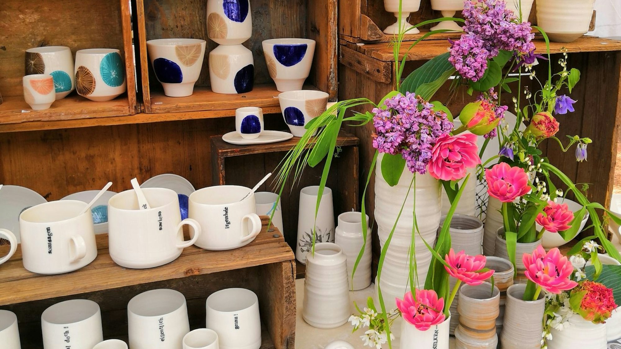 Auf dem Bild ist ein Stand auf dem Töpfermarkt zu sehen